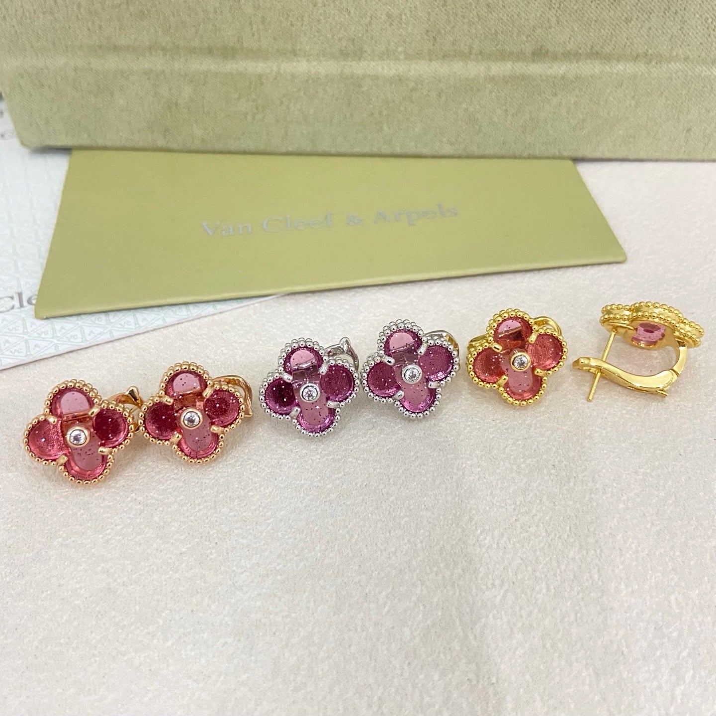 [Regal Gem]2026 NEW  CLOVER 1 MOTIFPINK ENAMEL STUD EARRINGS WITH DIAMONDS2