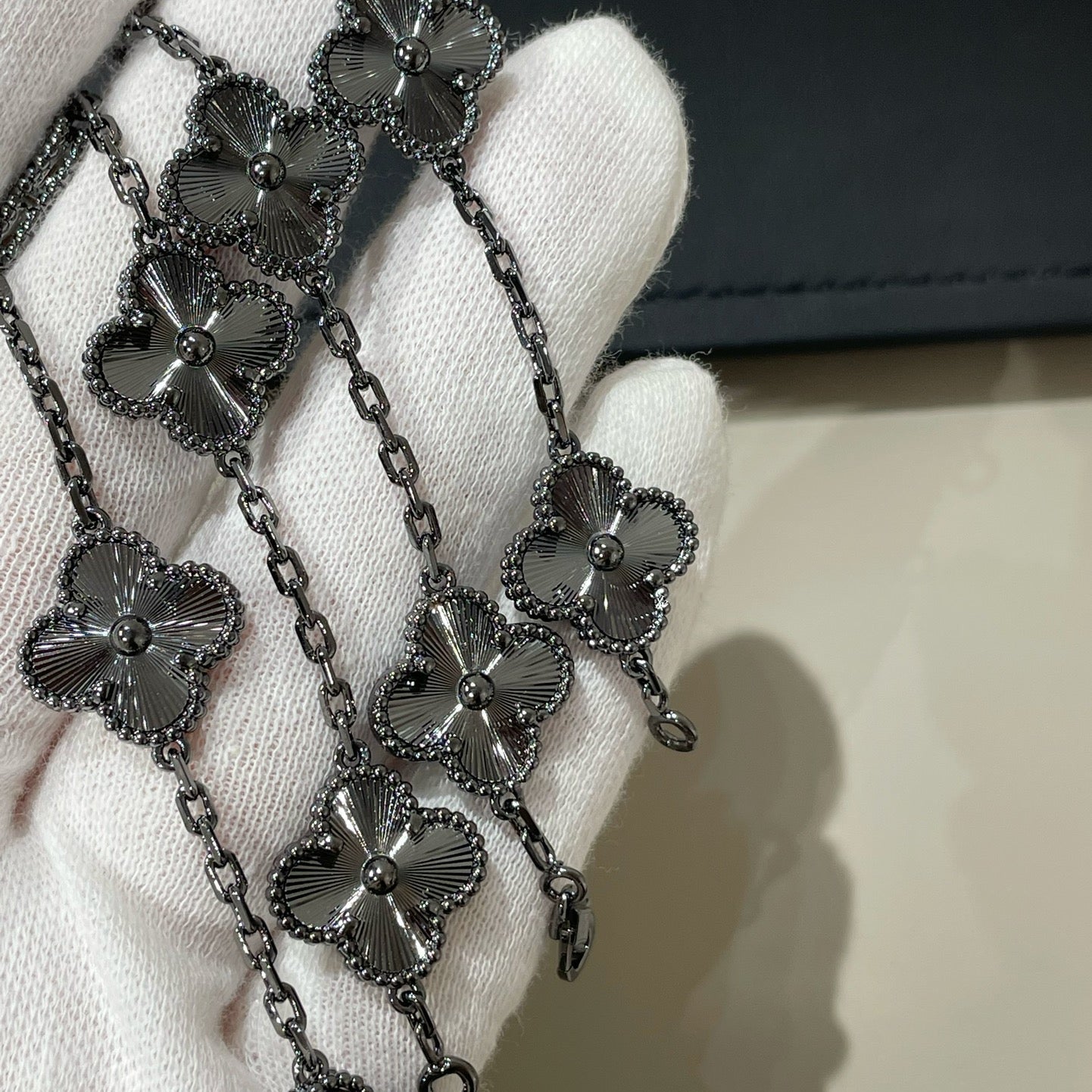 [Regal Gem]CLOVER 5 MOTIF BLACK BRACELET