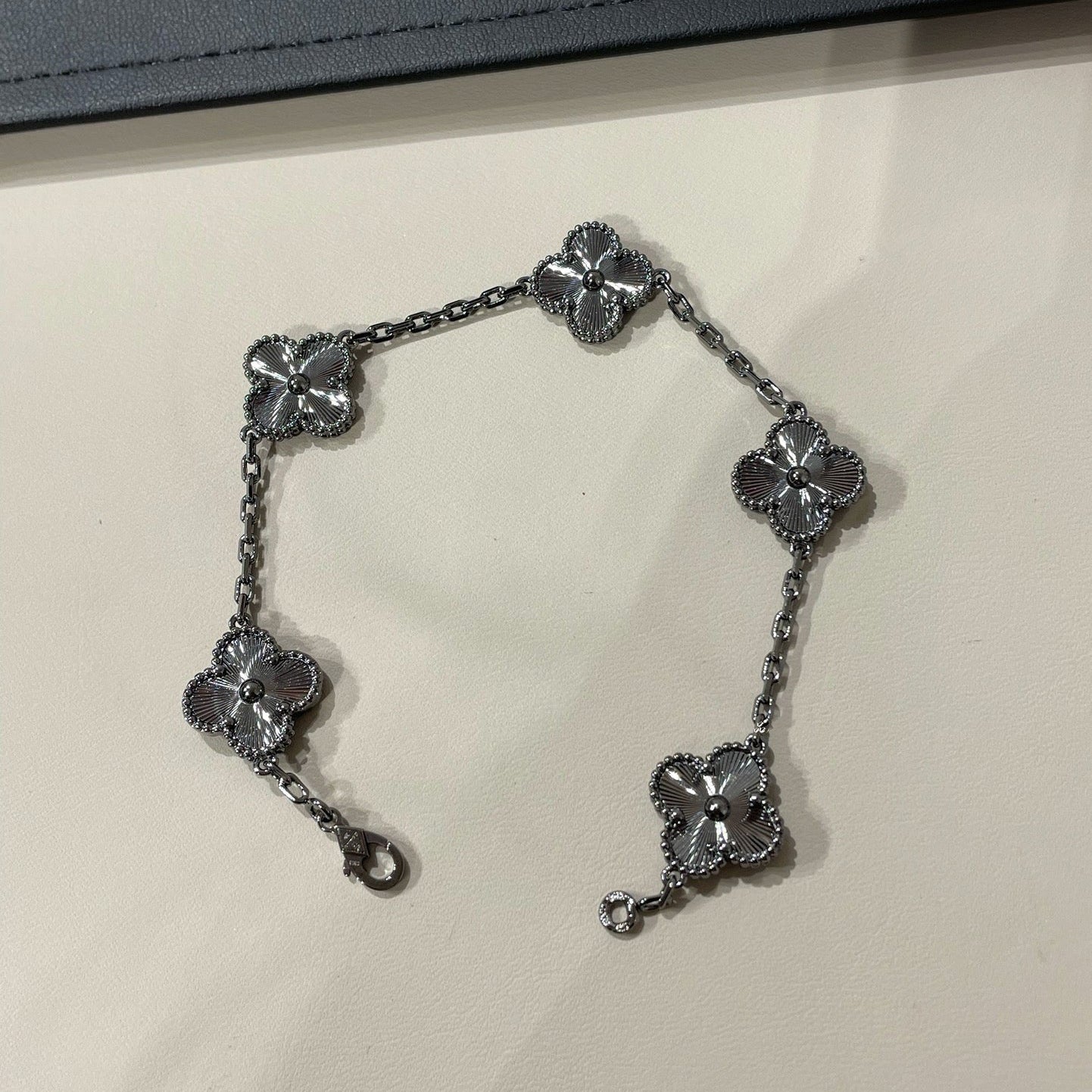 [Regal Gem]CLOVER 5 MOTIF BLACK BRACELET