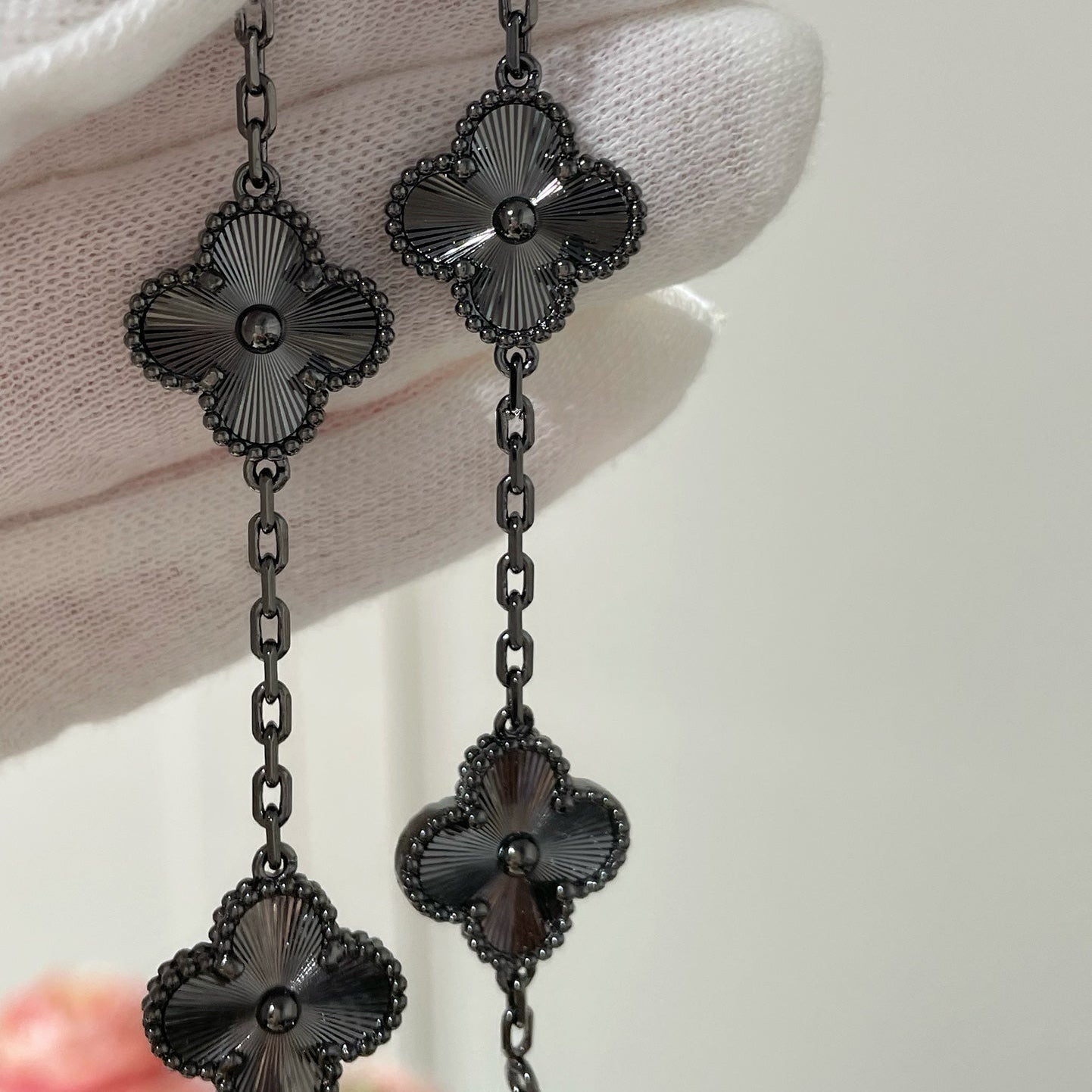 [Regal Gem]CLOVER 5 MOTIF BLACK BRACELET