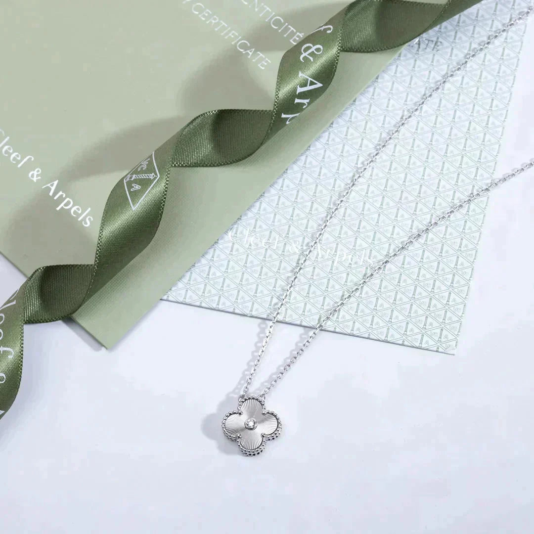 [Regal Gem]CLOVER  15MM DIAMOND LASER NECKLACE SILVER