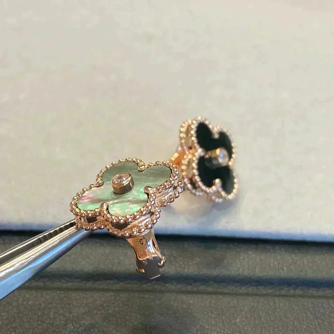 [Regal Gem]CLOVER MEDIUM 1 MOTIFS GRAY MOP  DIAMOND EARRINGS