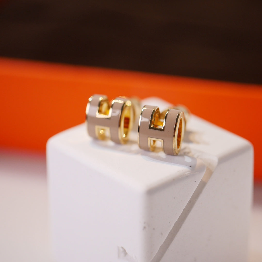 [Regal Gem]MINI POP H GOLD EARRINGS GREY