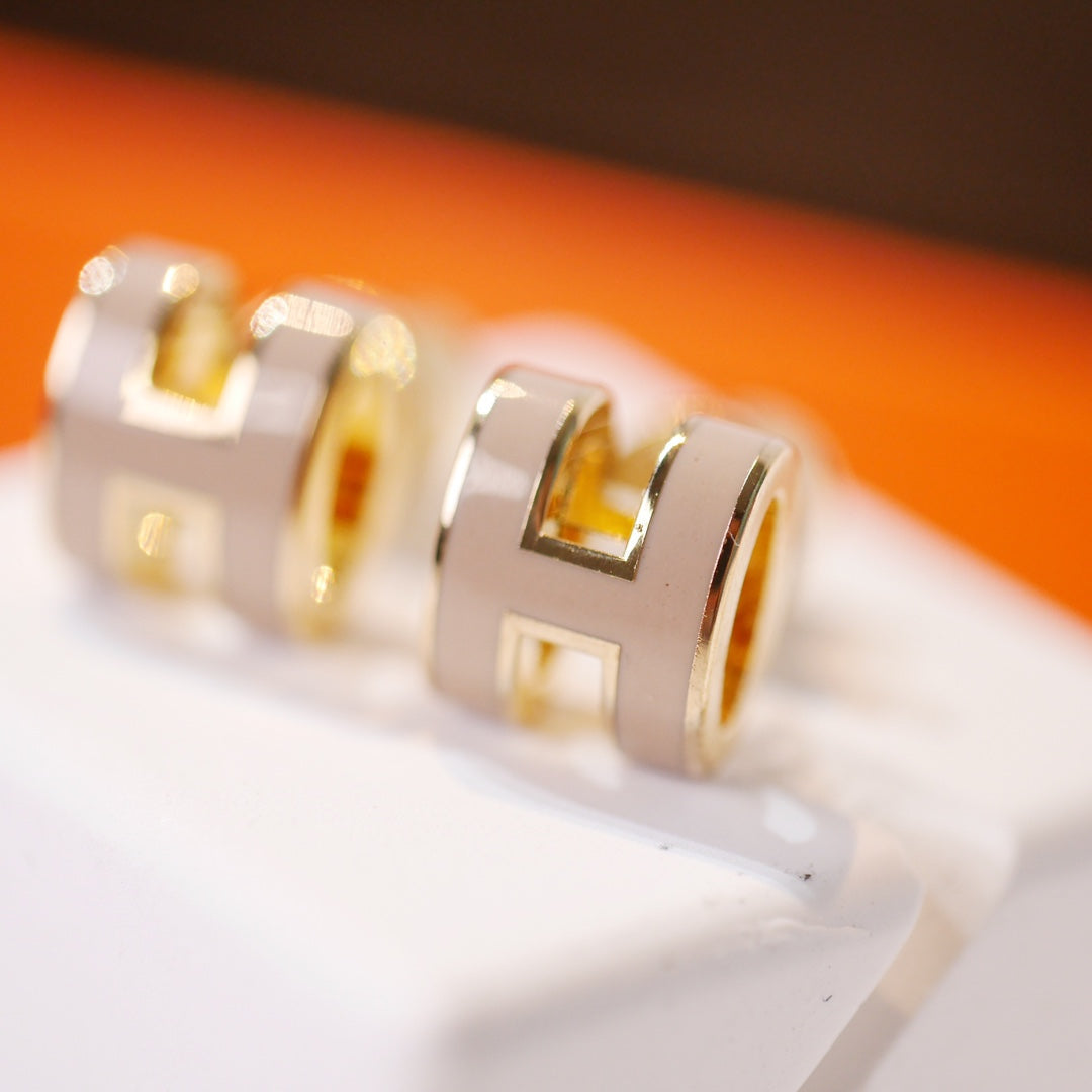 [Regal Gem]MINI POP H GOLD EARRINGS GREY