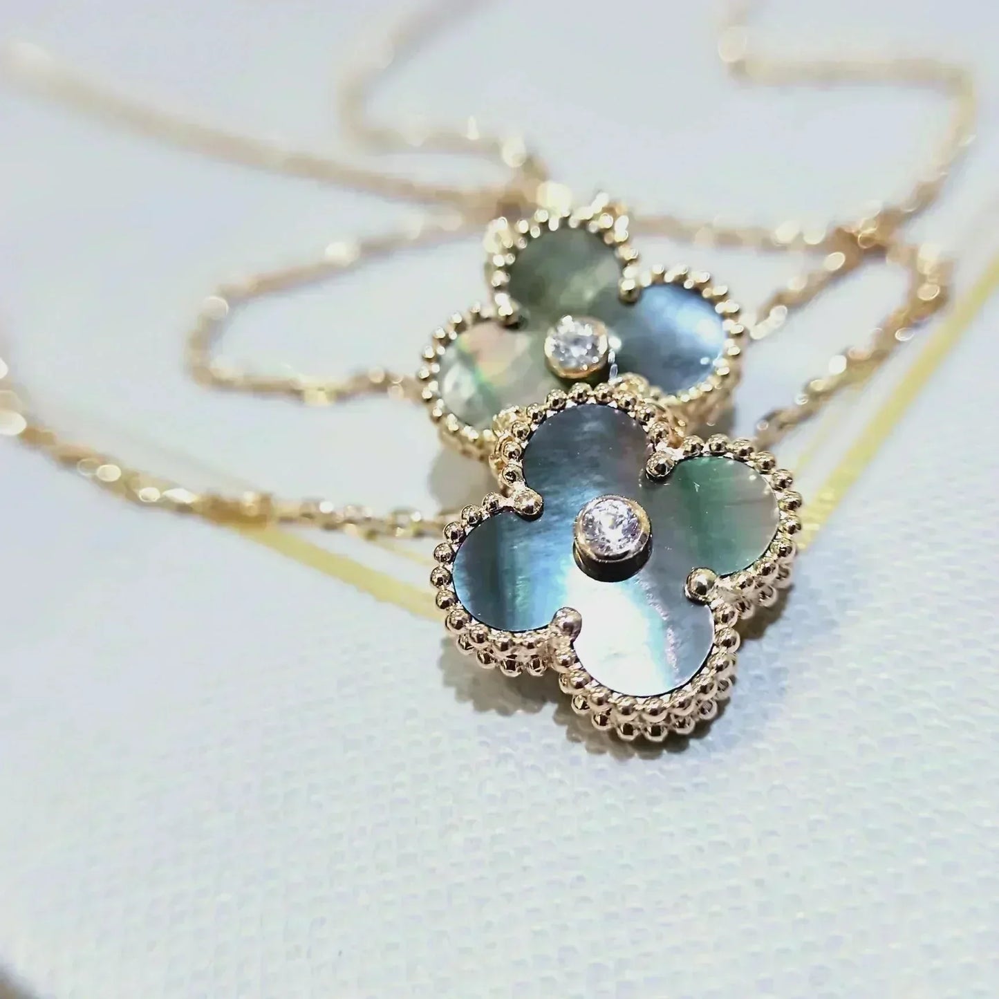 [Regal Gem]CLOVER 15MM DIAMOND AND MOTHER-OF-GREY NECKLACE