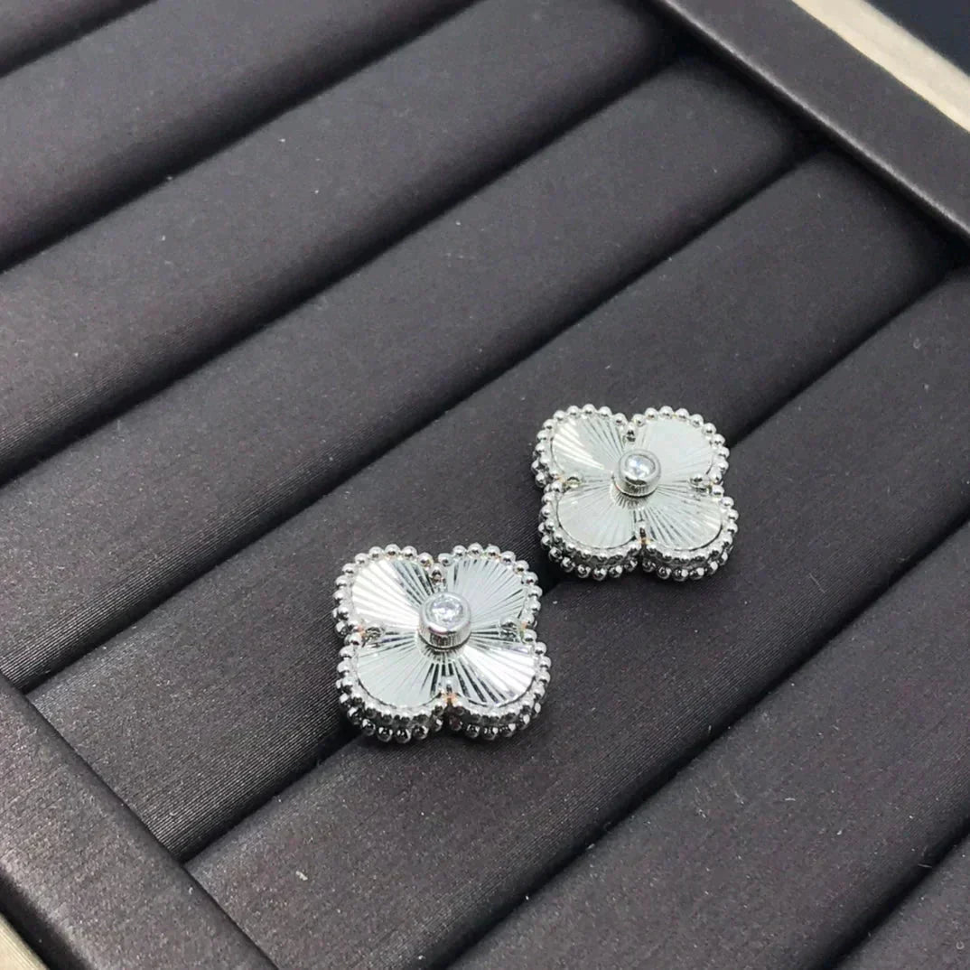 [Regal Gem]CLOVER MINI 9.5MM LASER EARRINGS