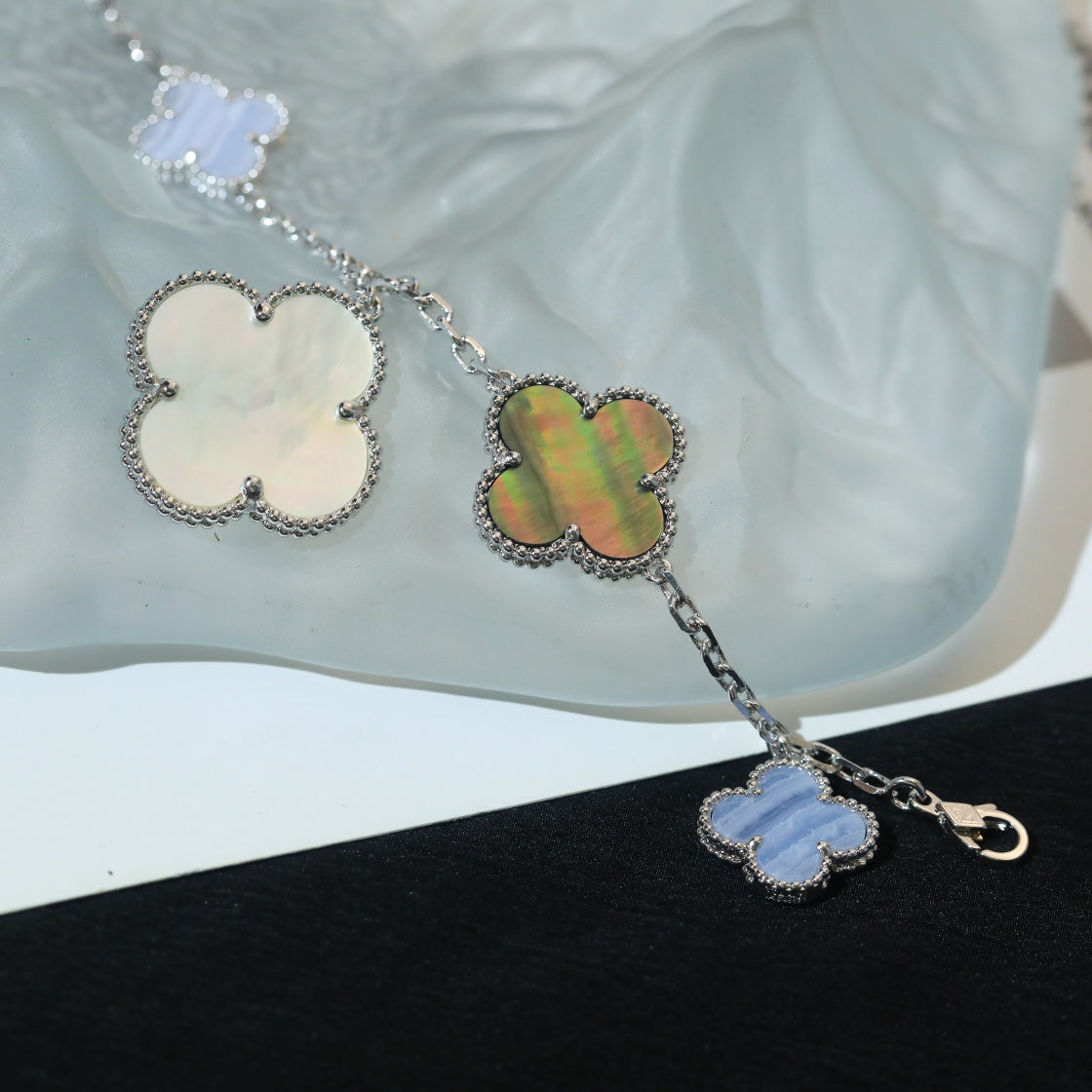 [Regal Gem]CLOVER BRACELET 5 MOTIFS MOP CHALCEDONY SILVER