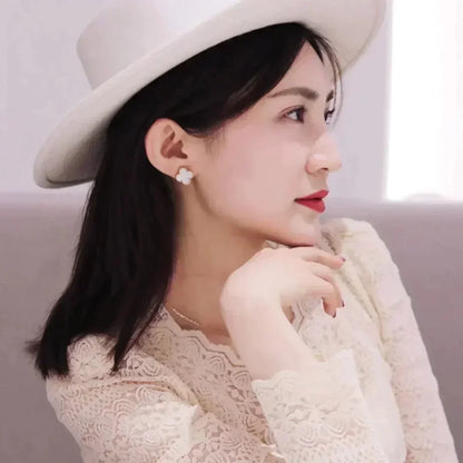 [Regal Gem]CLOVER MEDIUM 1 MOTIFS  WHITE MOP STUD EARRINGS