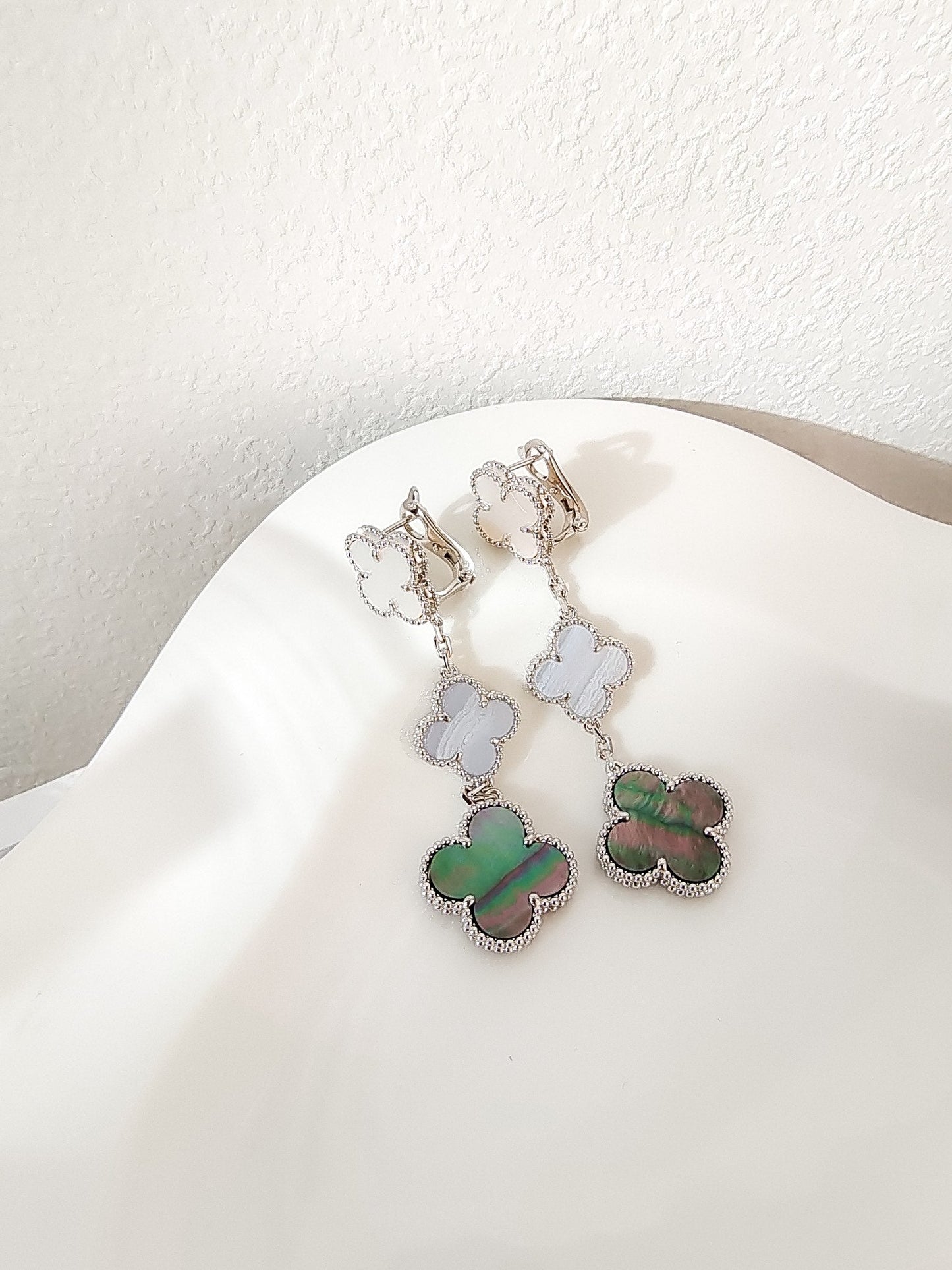 [Regal Gem]CLOVER 3 MOTIFS CHALCEDONY DARK MOP SILVER EARRINGS