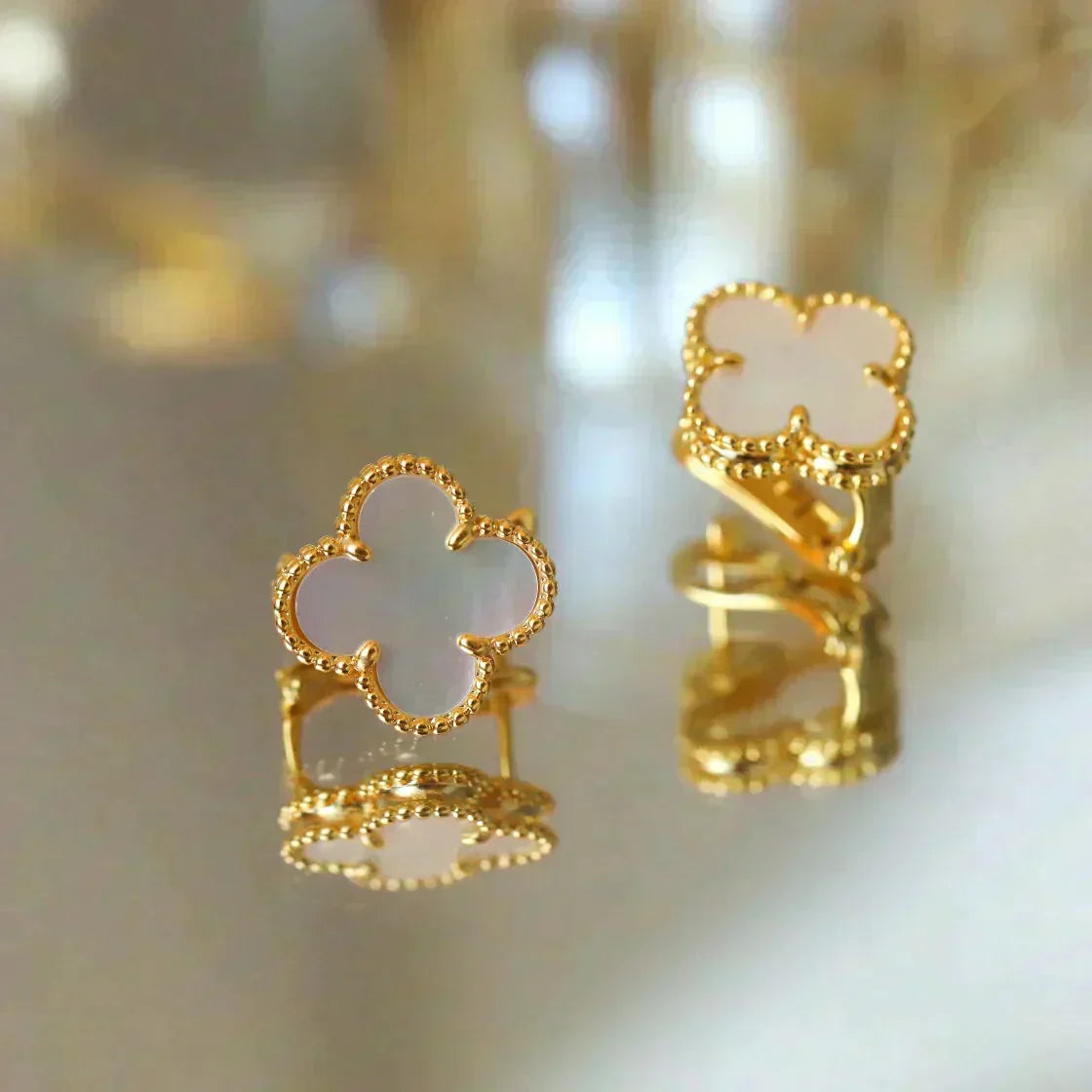 [Regal Gem]CLOVER MEDIUM 1 MOTIFS  WHITE MOP STUD EARRINGS