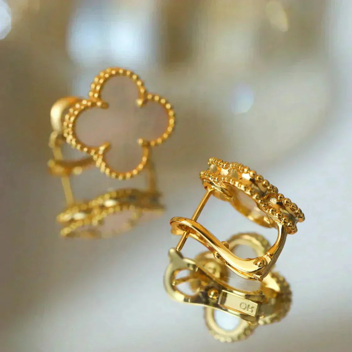 [Regal Gem]CLOVER MEDIUM 1 MOTIFS  WHITE MOP STUD EARRINGS