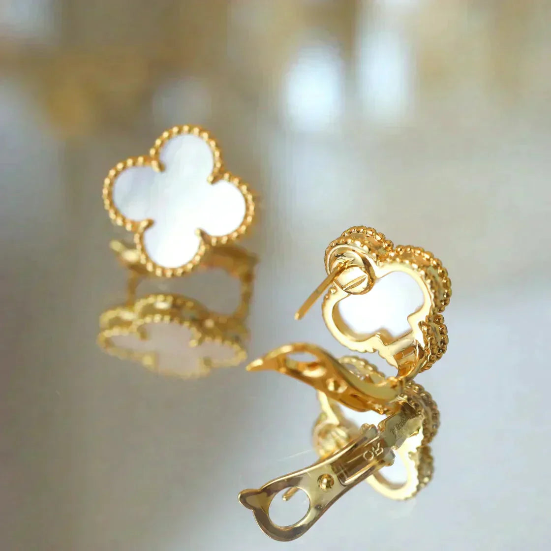 [Regal Gem]CLOVER MEDIUM 1 MOTIFS  WHITE MOP STUD EARRINGS