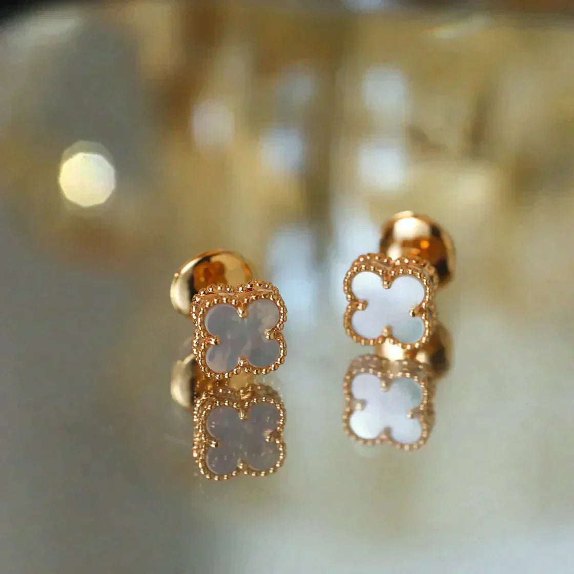 [Regal Gem]CLOVER MINI 9.5MM WHITE MOP EARRINGS