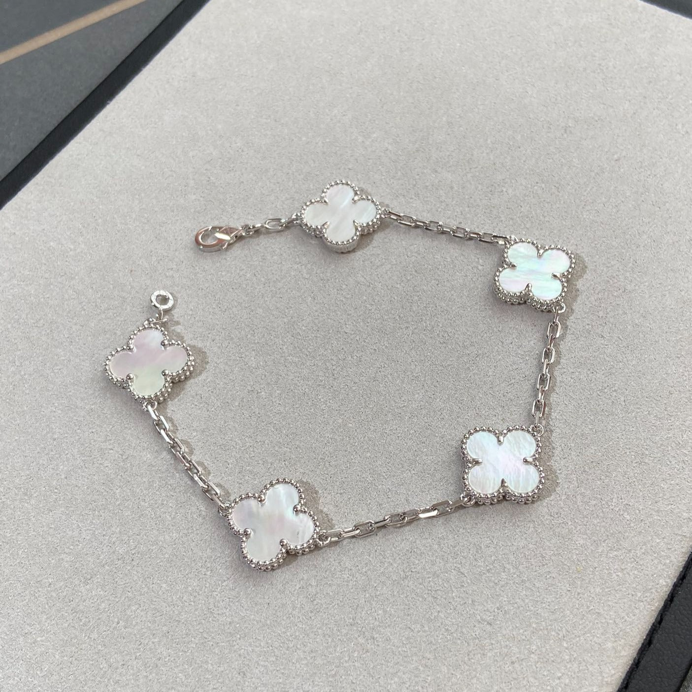 [Regal Gem]CLOVER WHITE PEARL MOP 5 MOTIF BRACELET COLLECTION
