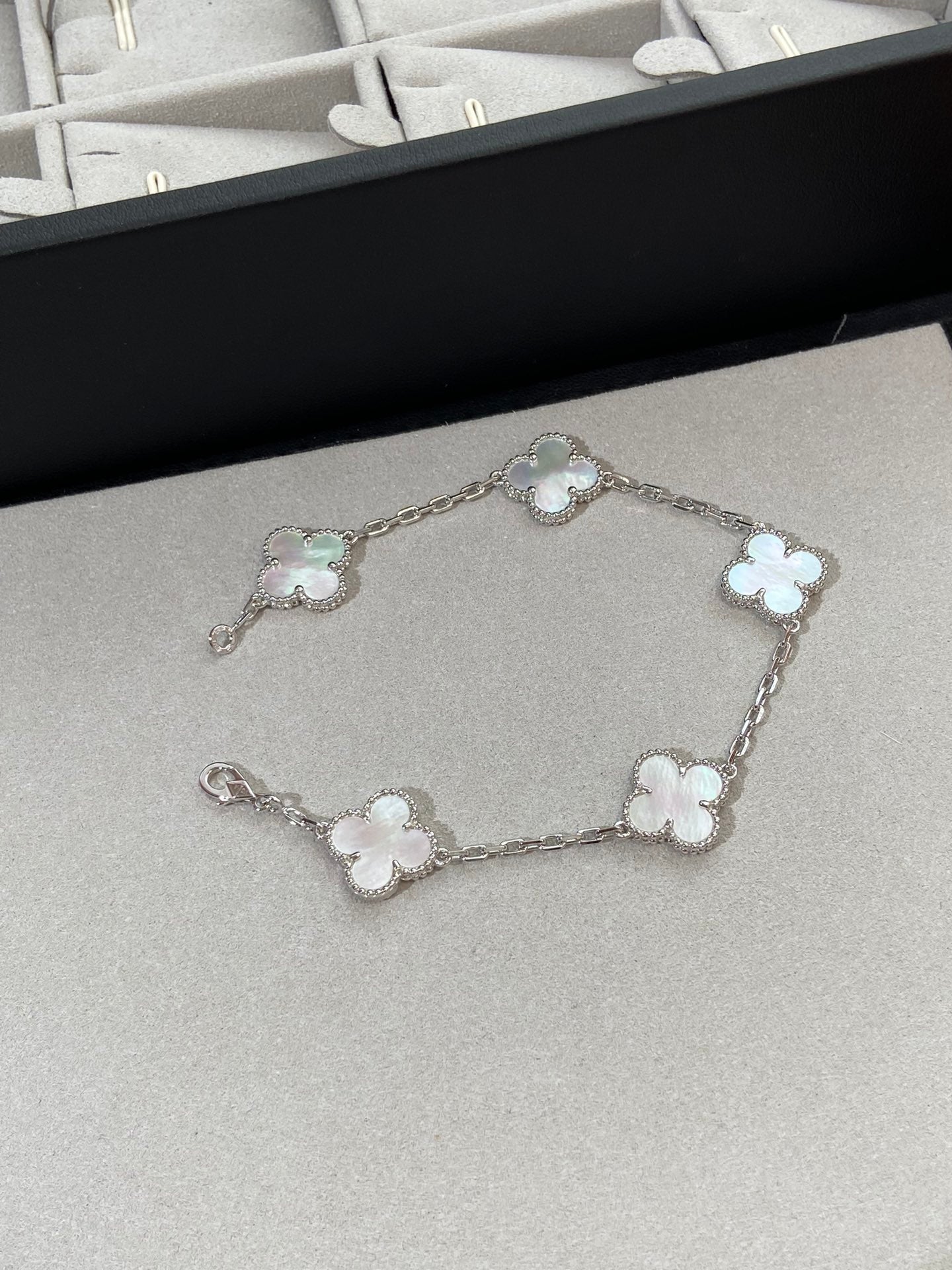[Regal Gem]CLOVER WHITE PEARL MOP 5 MOTIF BRACELET COLLECTION