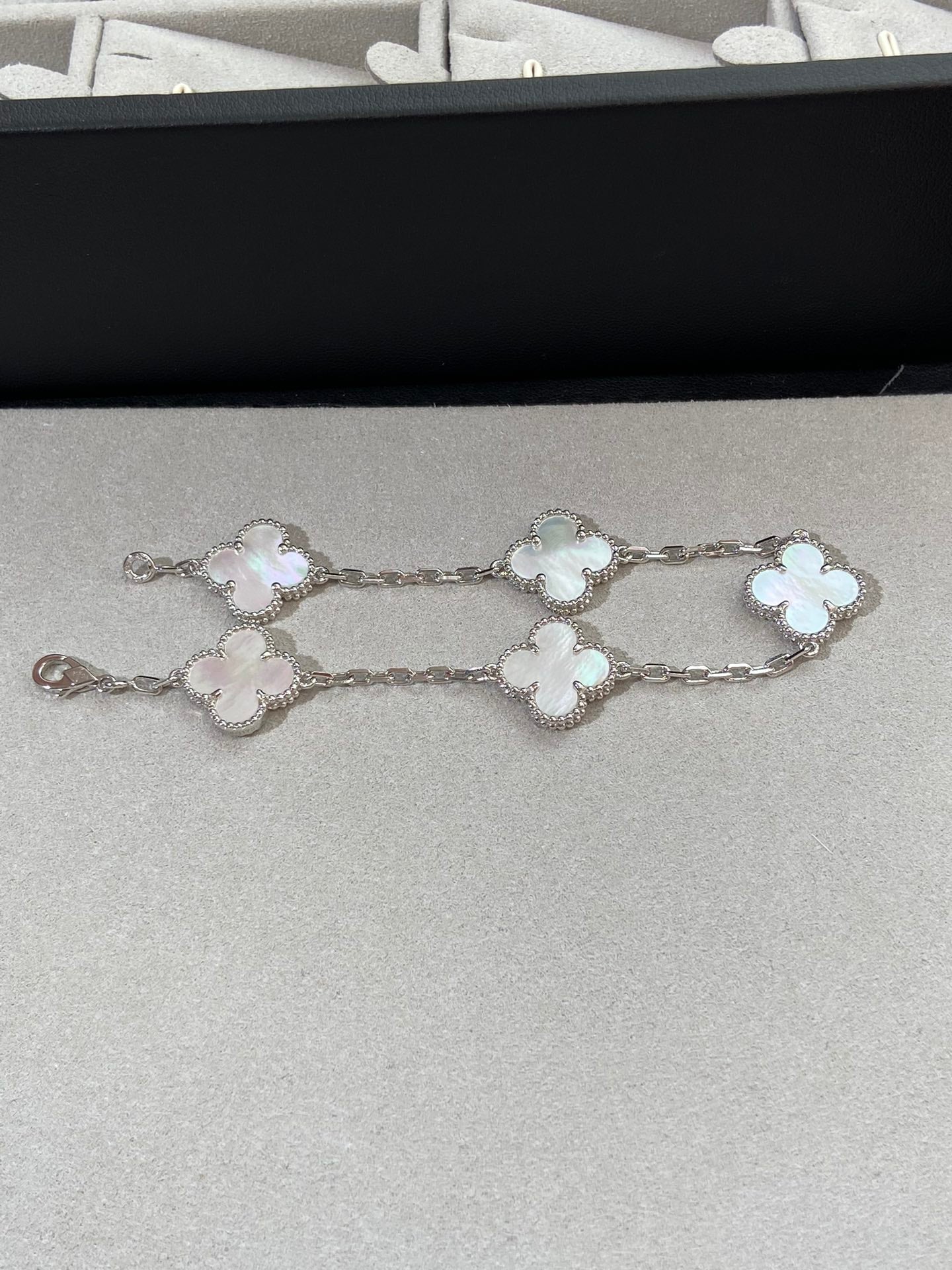 [Regal Gem]CLOVER WHITE PEARL MOP 5 MOTIF BRACELET COLLECTION