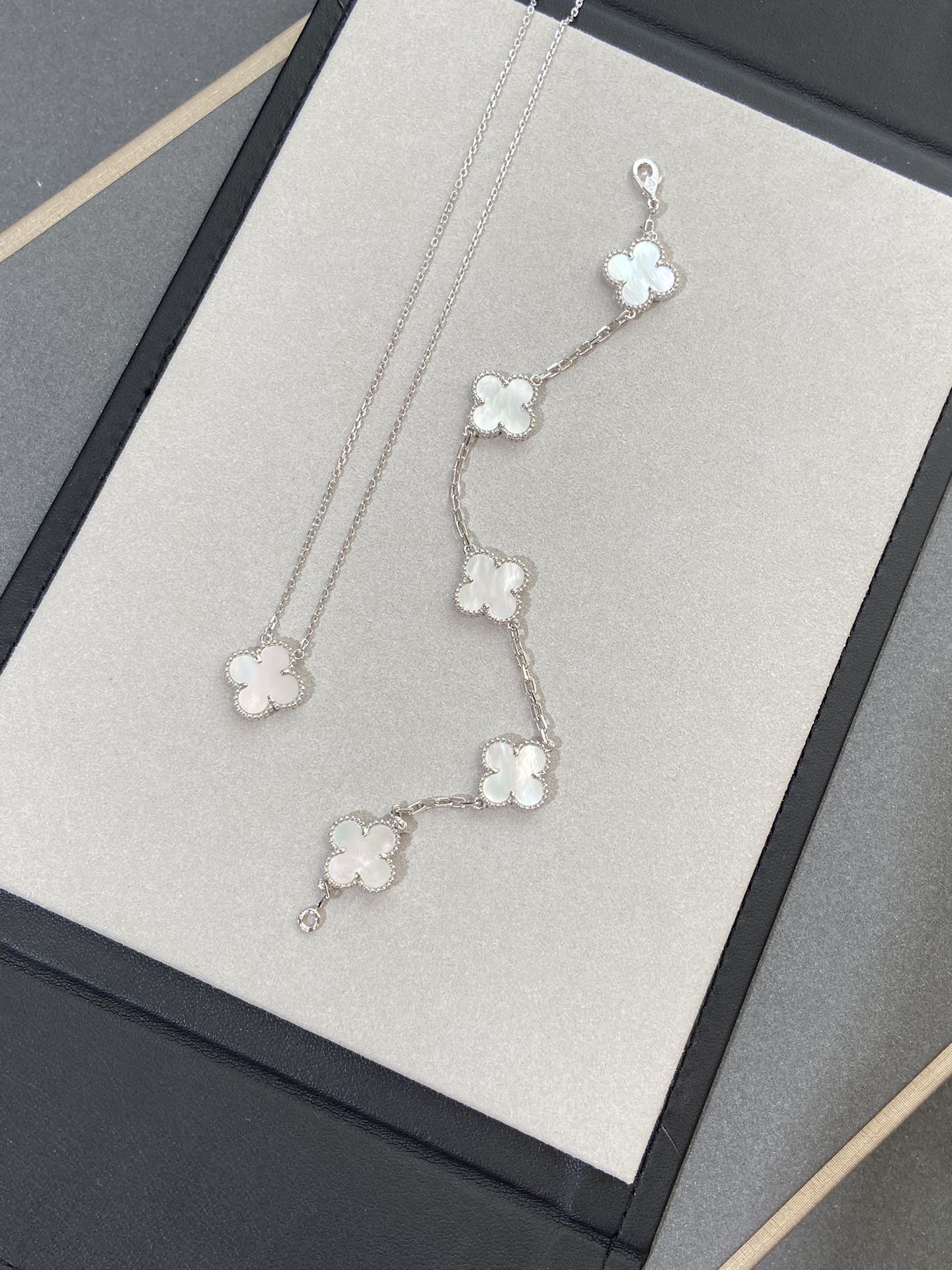 [Regal Gem]CLOVER WHITE PEARL MOP 5 MOTIF BRACELET COLLECTION