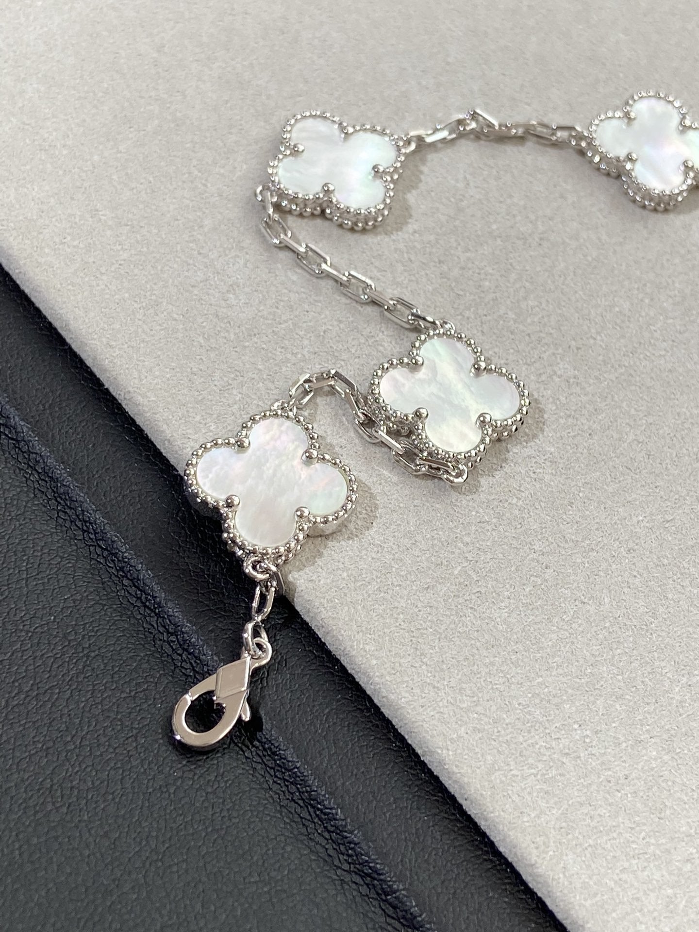 [Regal Gem]CLOVER WHITE PEARL MOP 5 MOTIF BRACELET COLLECTION