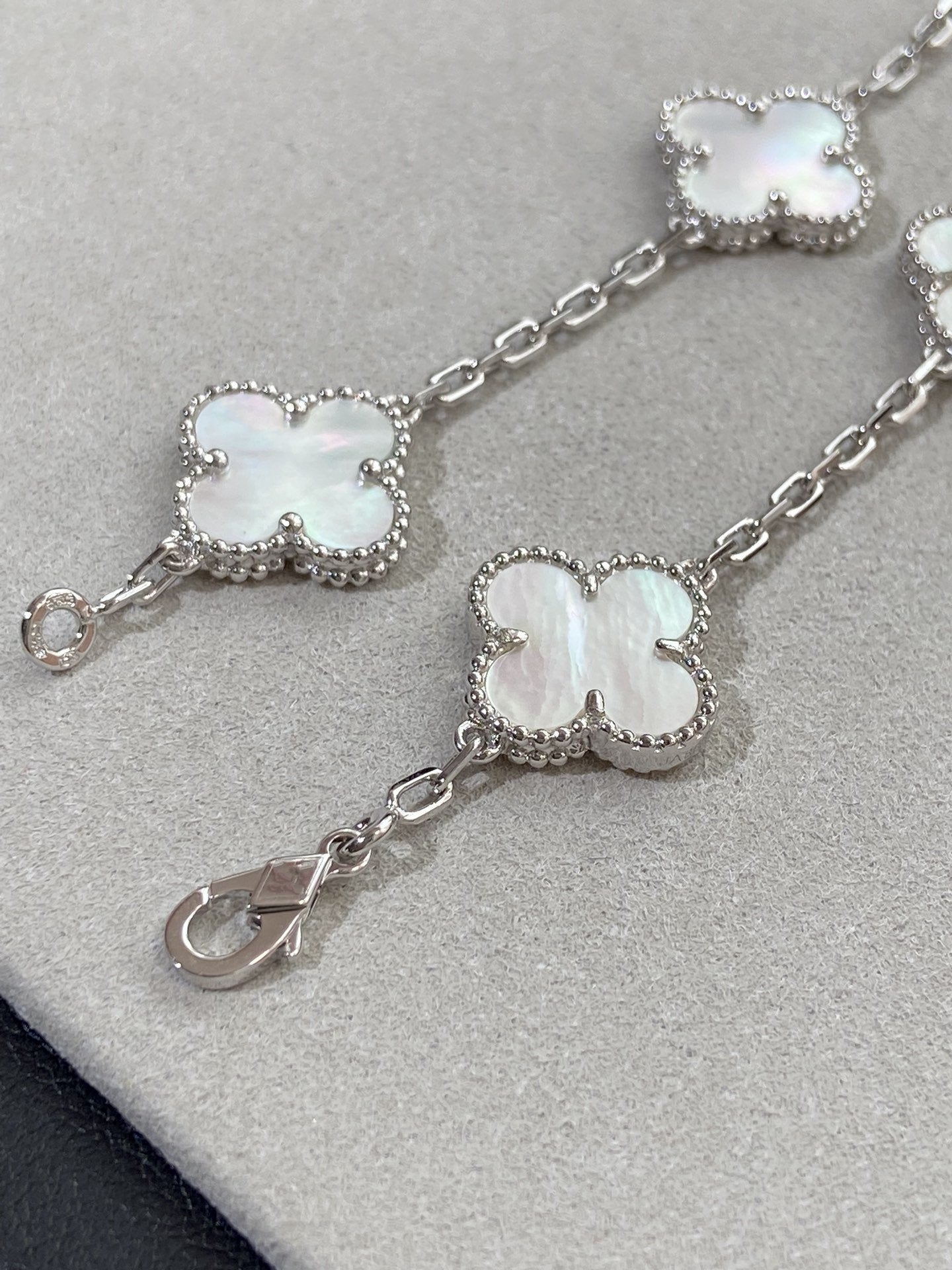 [Regal Gem]CLOVER WHITE PEARL MOP 5 MOTIF BRACELET COLLECTION