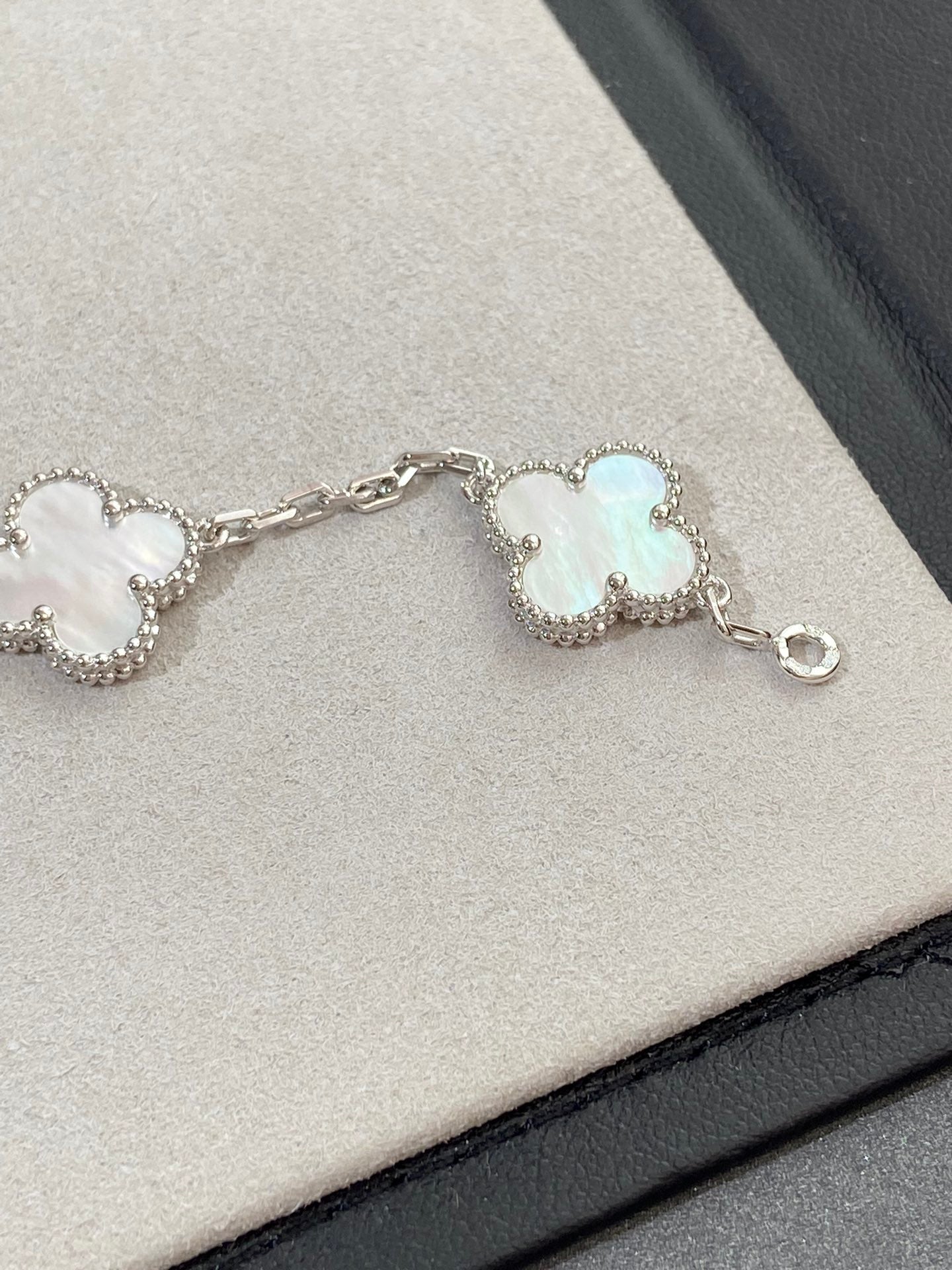 [Regal Gem]CLOVER WHITE PEARL MOP 5 MOTIF BRACELET COLLECTION