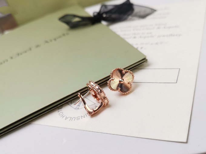 [Regal Gem]CLOVER MEDIUM STUD EARRINGS