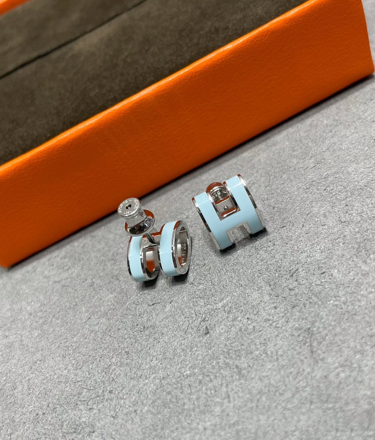 [Regal Gem]POP H SKY BLUE STUD EARRINGS