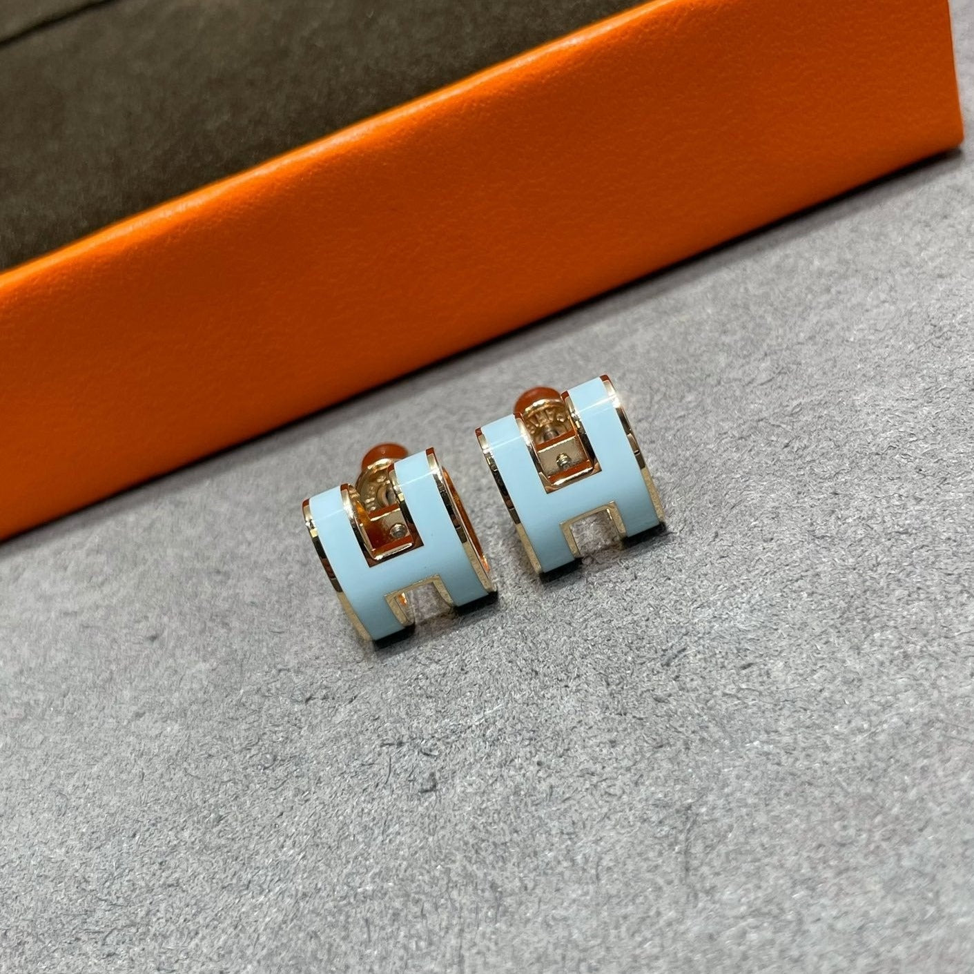 [Regal Gem]POP H SKY BLUE STUD EARRINGS