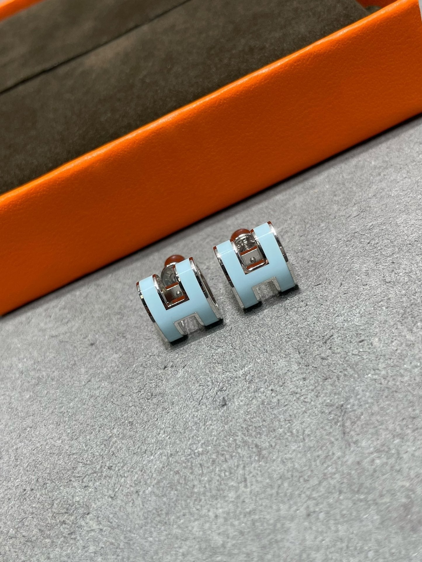 [Regal Gem]POP H SKY BLUE STUD EARRINGS