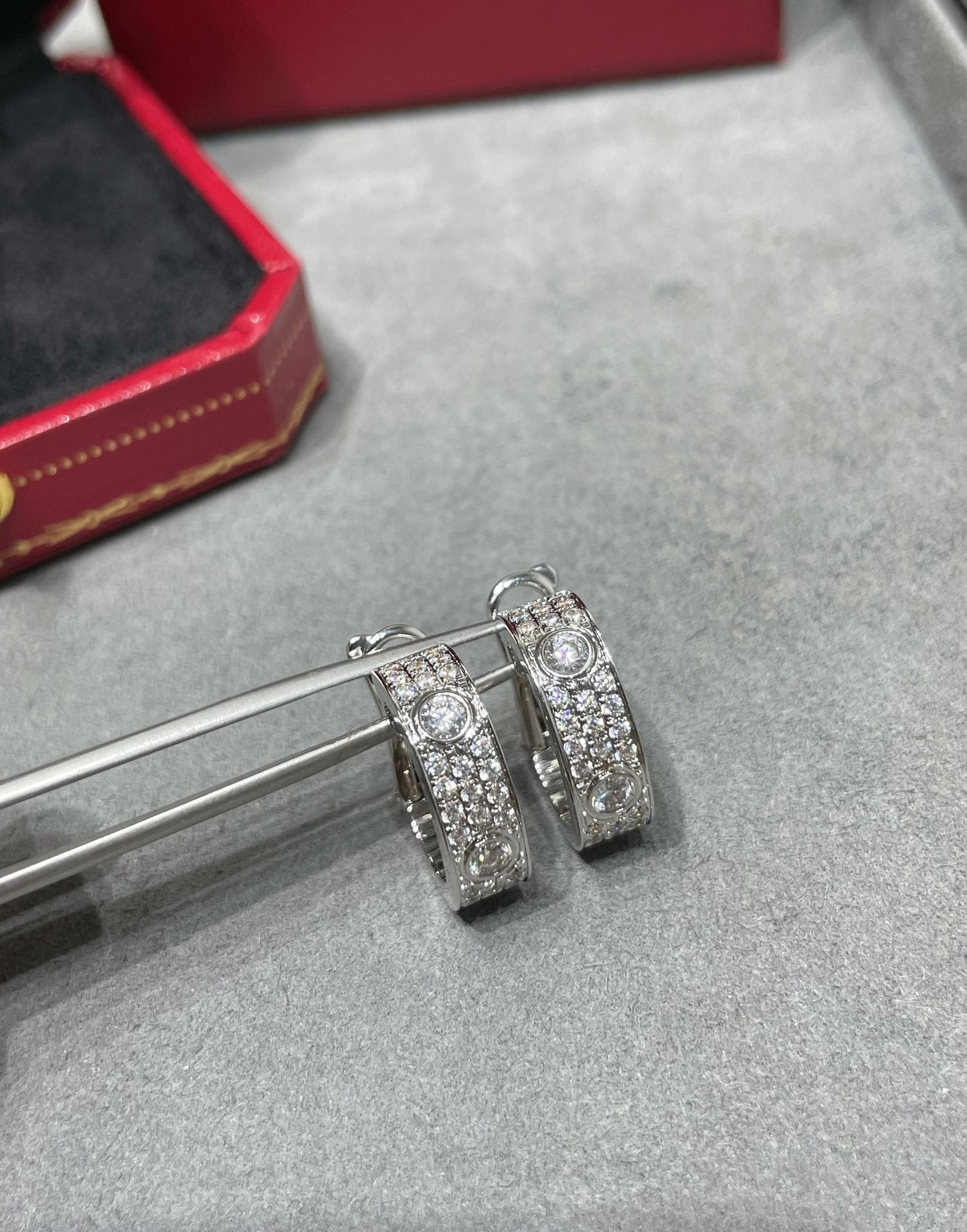 [Regal Gem]LOVE 5.5MM DIAMOND PAVED EARRINGS