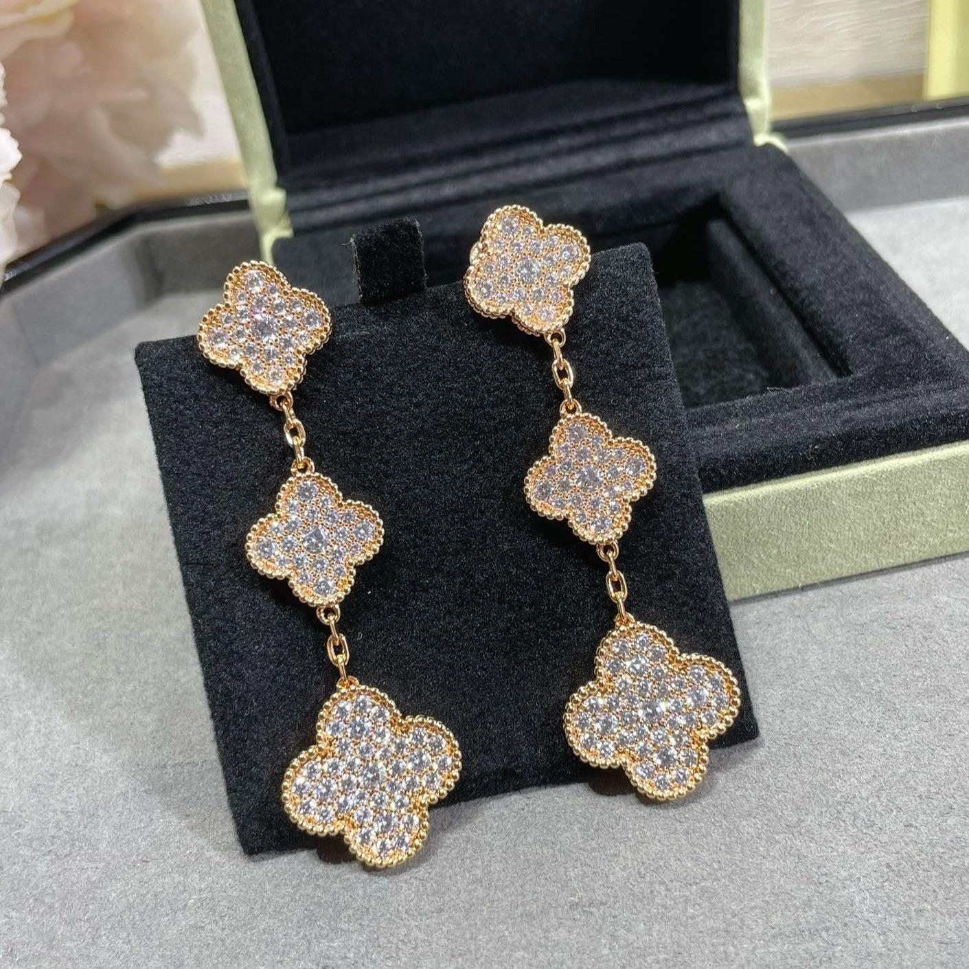 [Regal Gem]CLOVER 3 MOTIFS DIAMOND PAVED Regal Gem GOLD EARRINGS
