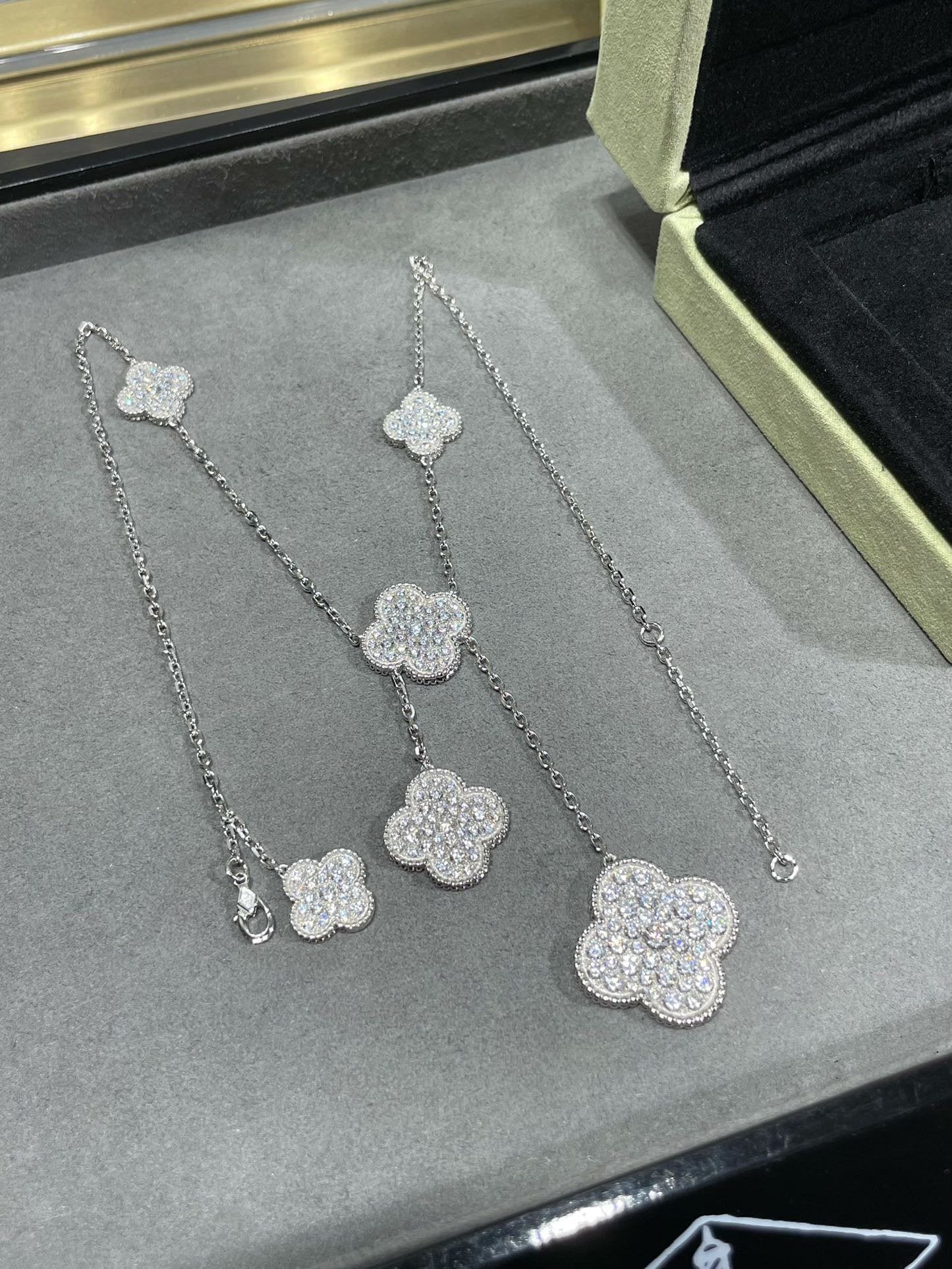 [Regal Gem]CLOVER 6 MOTIF DIAMOND PAVED NECKLACE