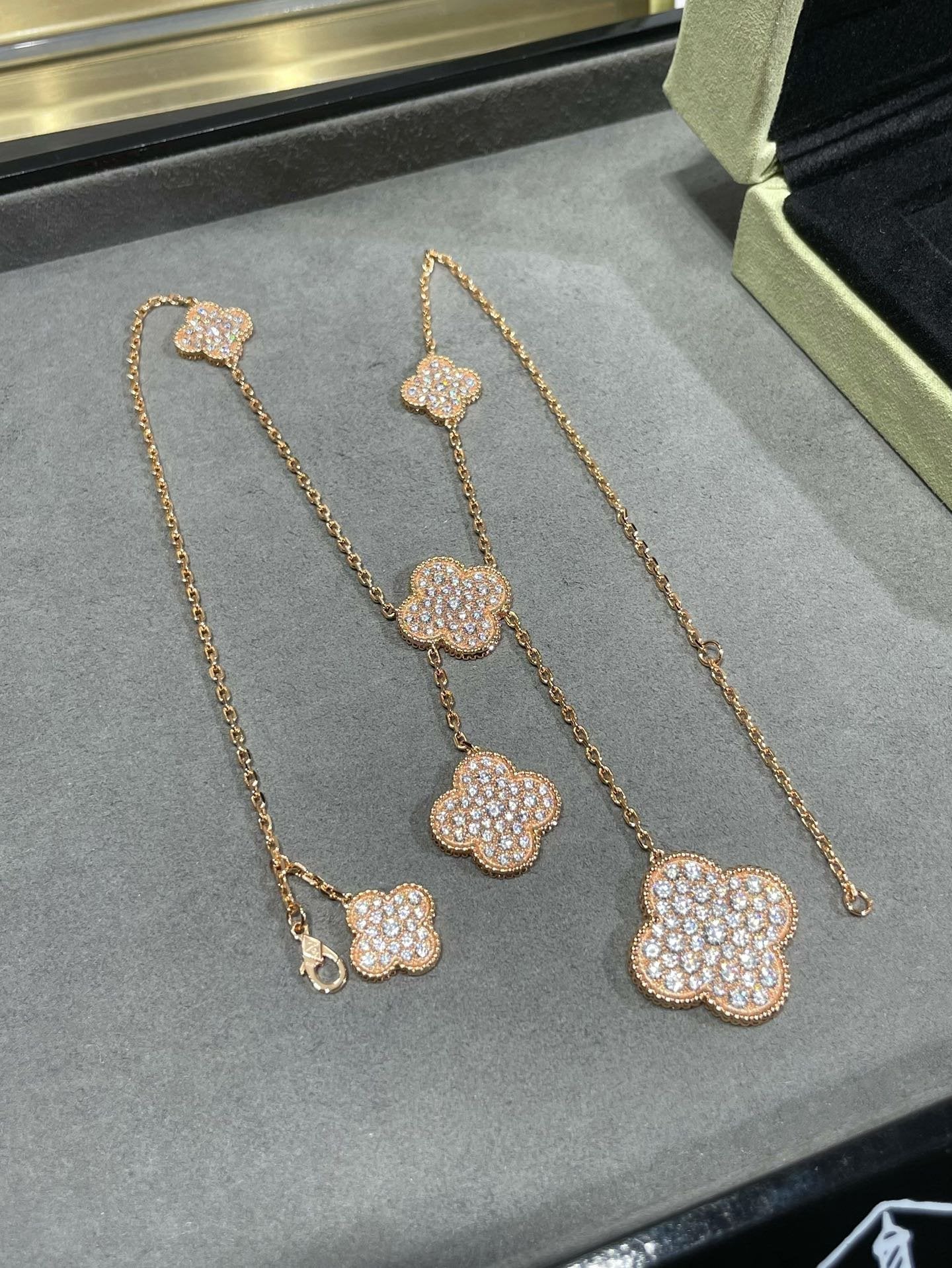 [Regal Gem]CLOVER 6 MOTIF DIAMOND PAVED NECKLACE