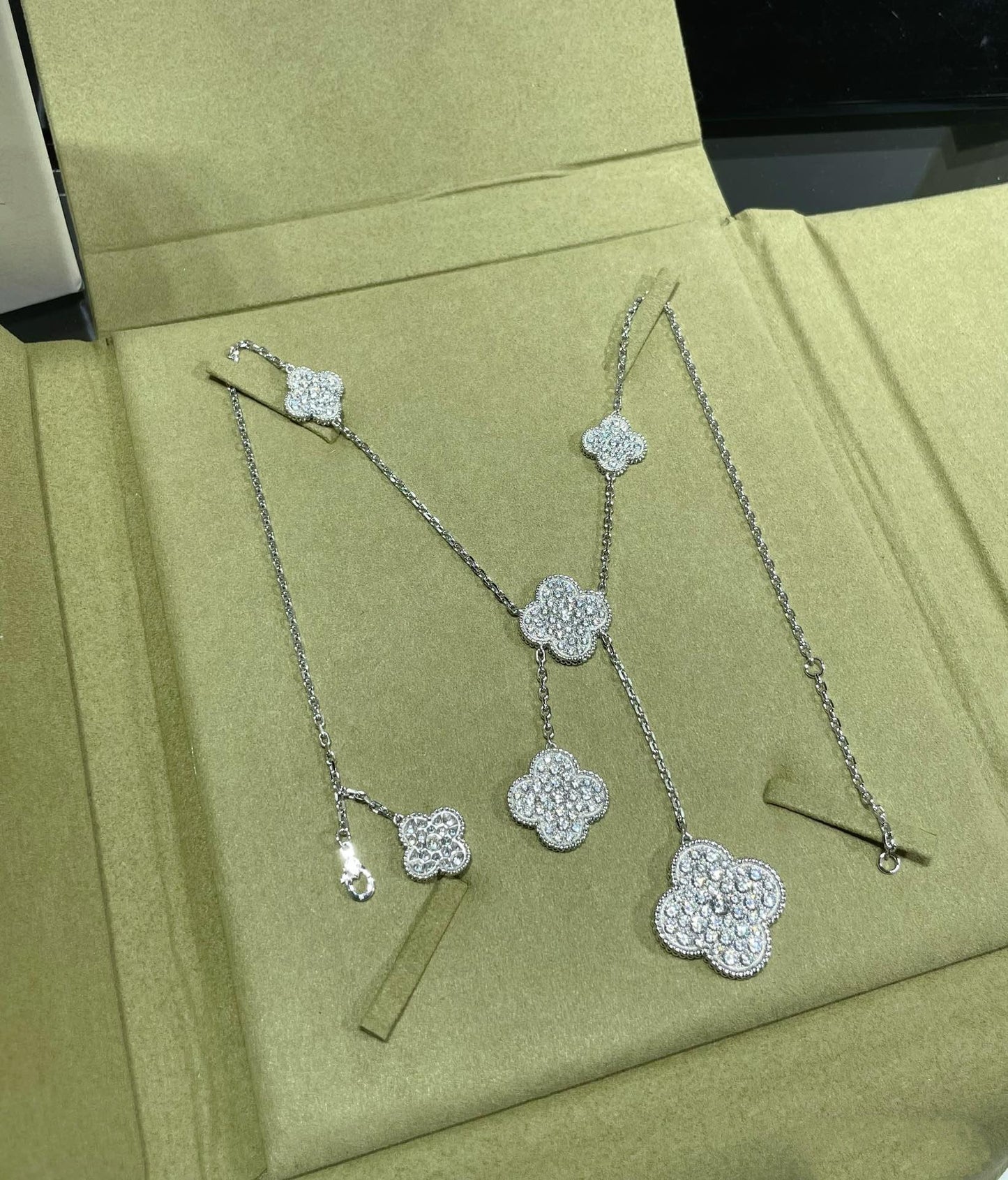 [Regal Gem]CLOVER 6 MOTIF DIAMOND PAVED NECKLACE