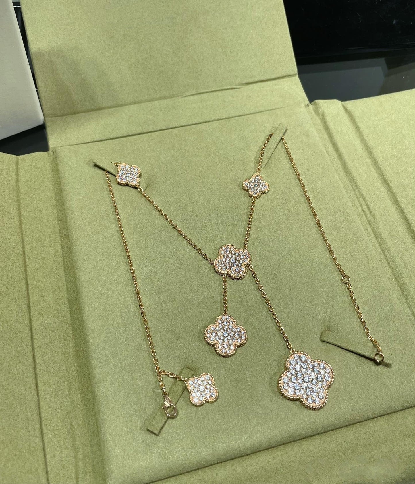 [Regal Gem]CLOVER 6 MOTIF DIAMOND PAVED NECKLACE