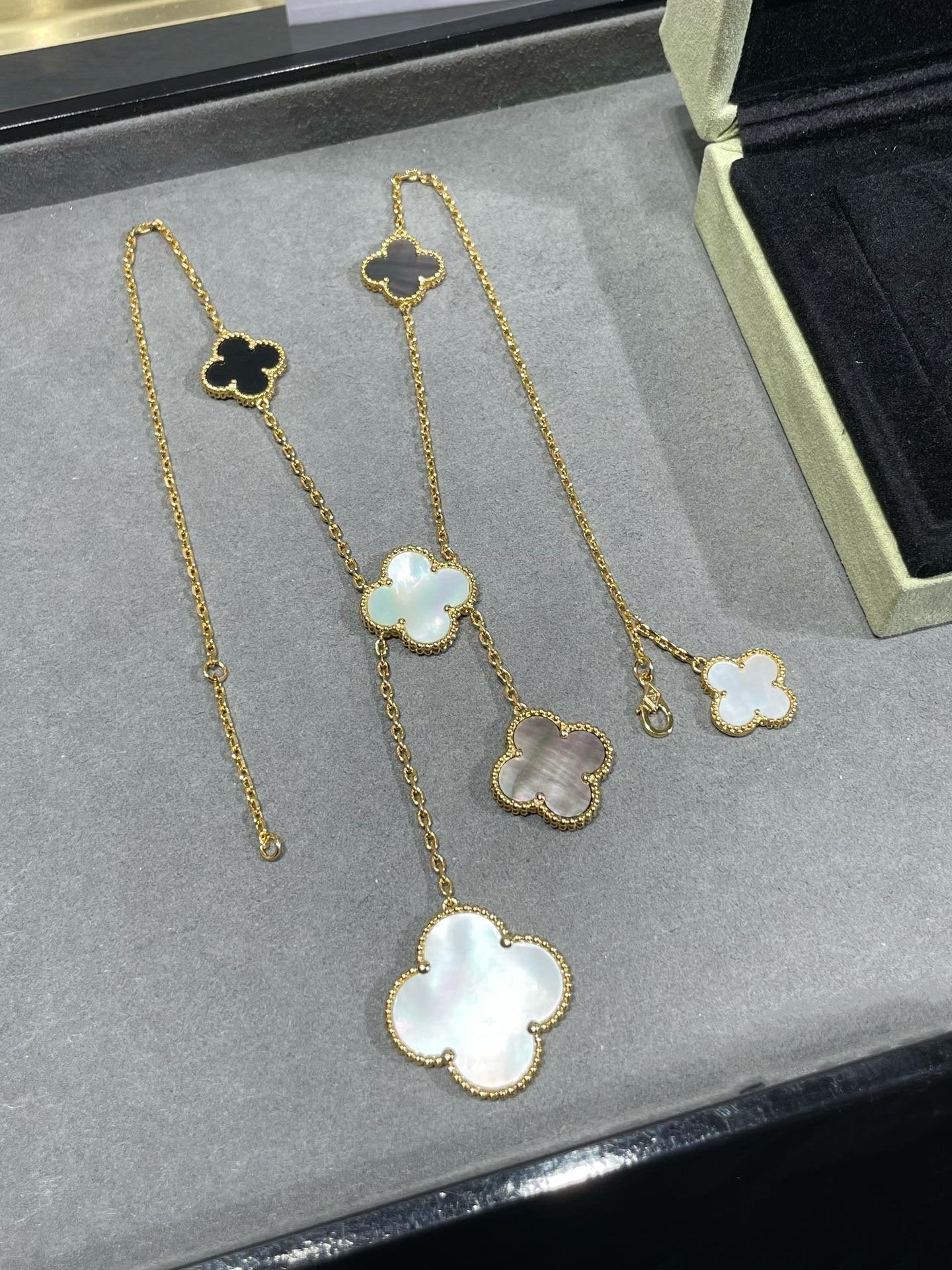 [Regal Gem]CLOVER 6 MOTIF MOP ONYX GOLD NECKLACE