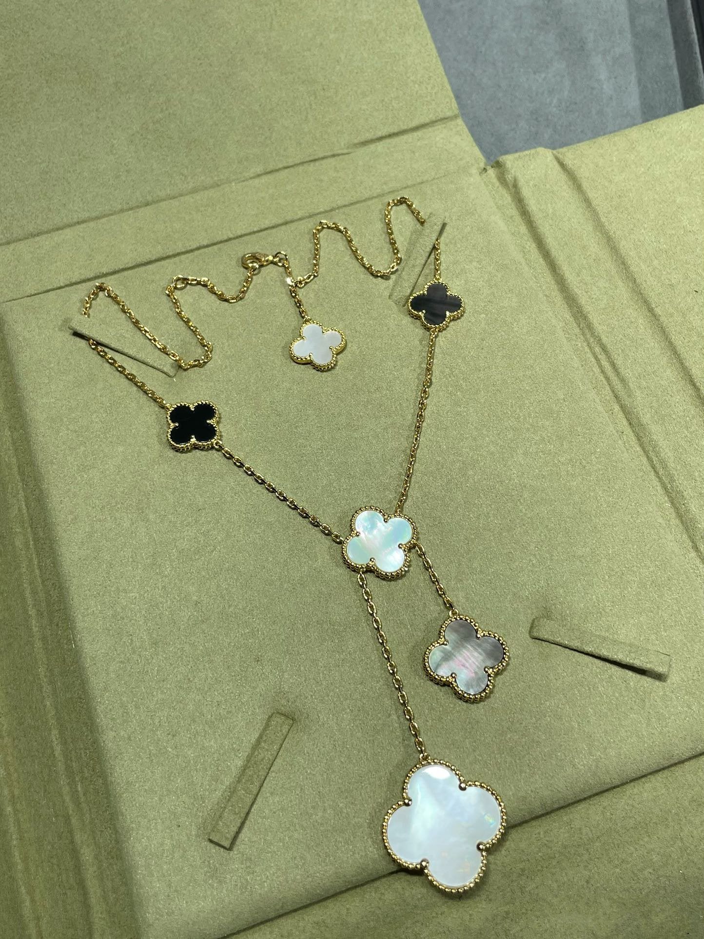 [Regal Gem]CLOVER 6 MOTIF MOP ONYX GOLD NECKLACE