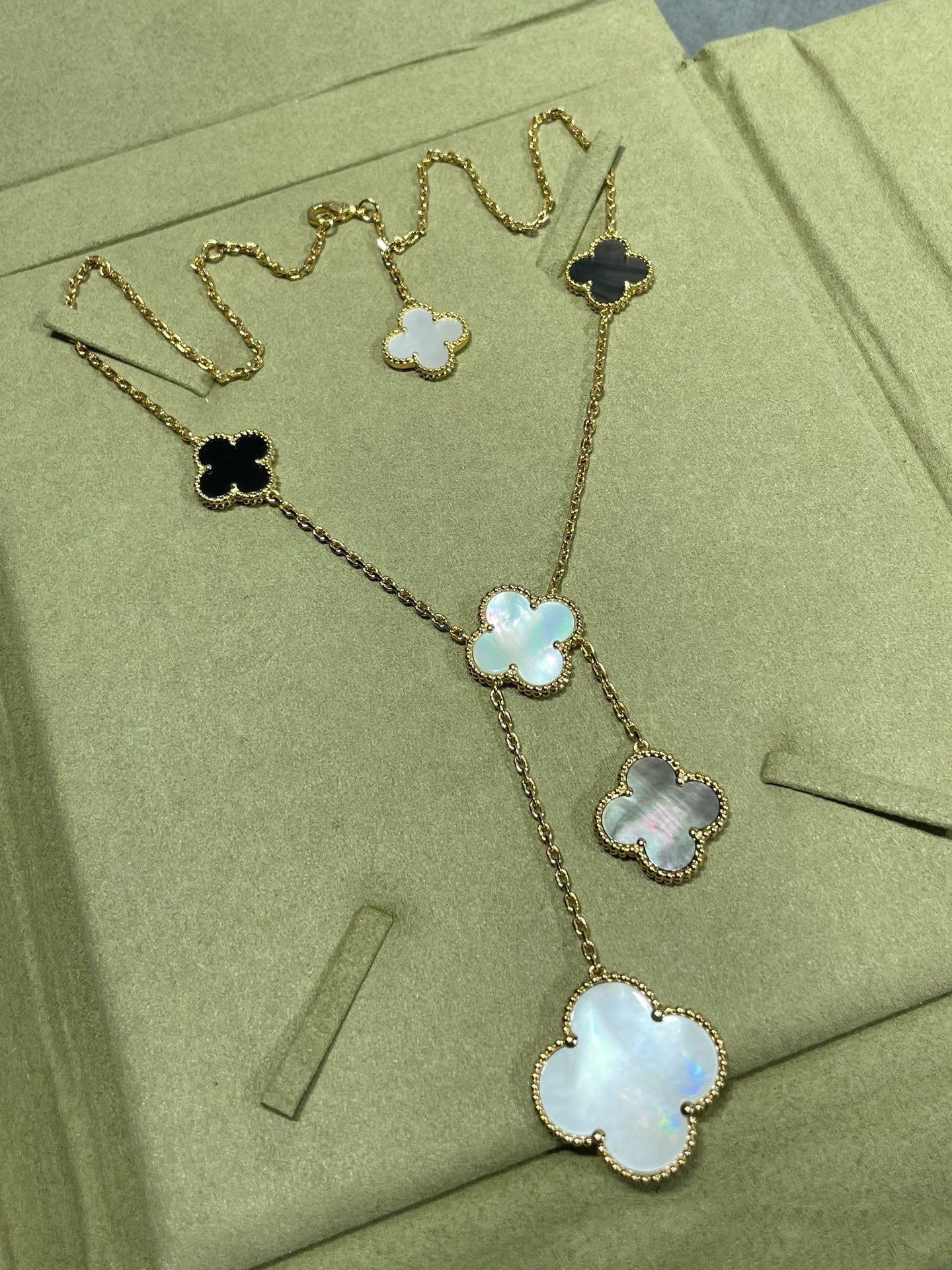 [Regal Gem]CLOVER 6 MOTIF MOP ONYX GOLD NECKLACE
