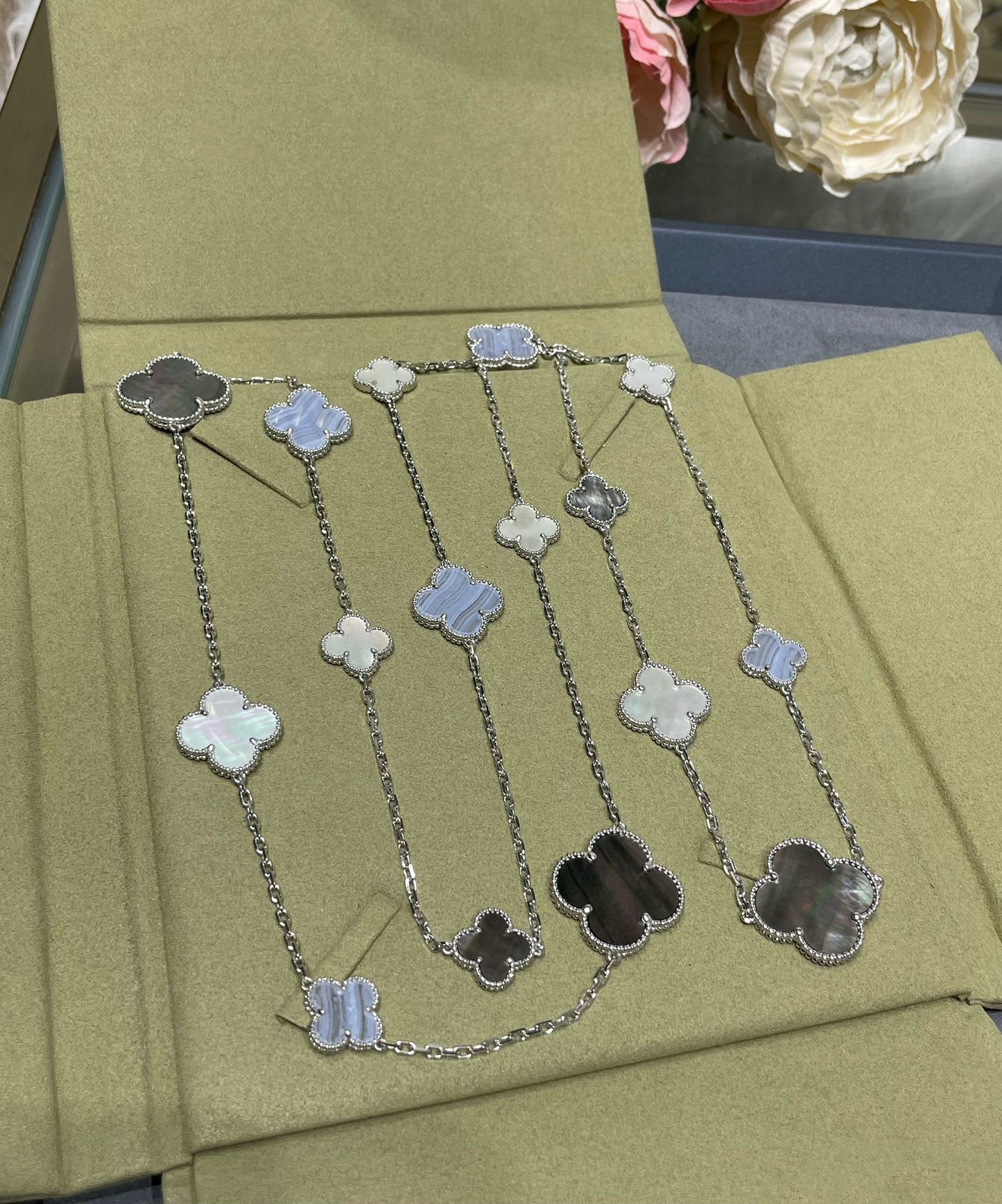 [Regal Gem]CLOVER 16 MOTIF CHALCEDONY MOP SILVER NECKLACE