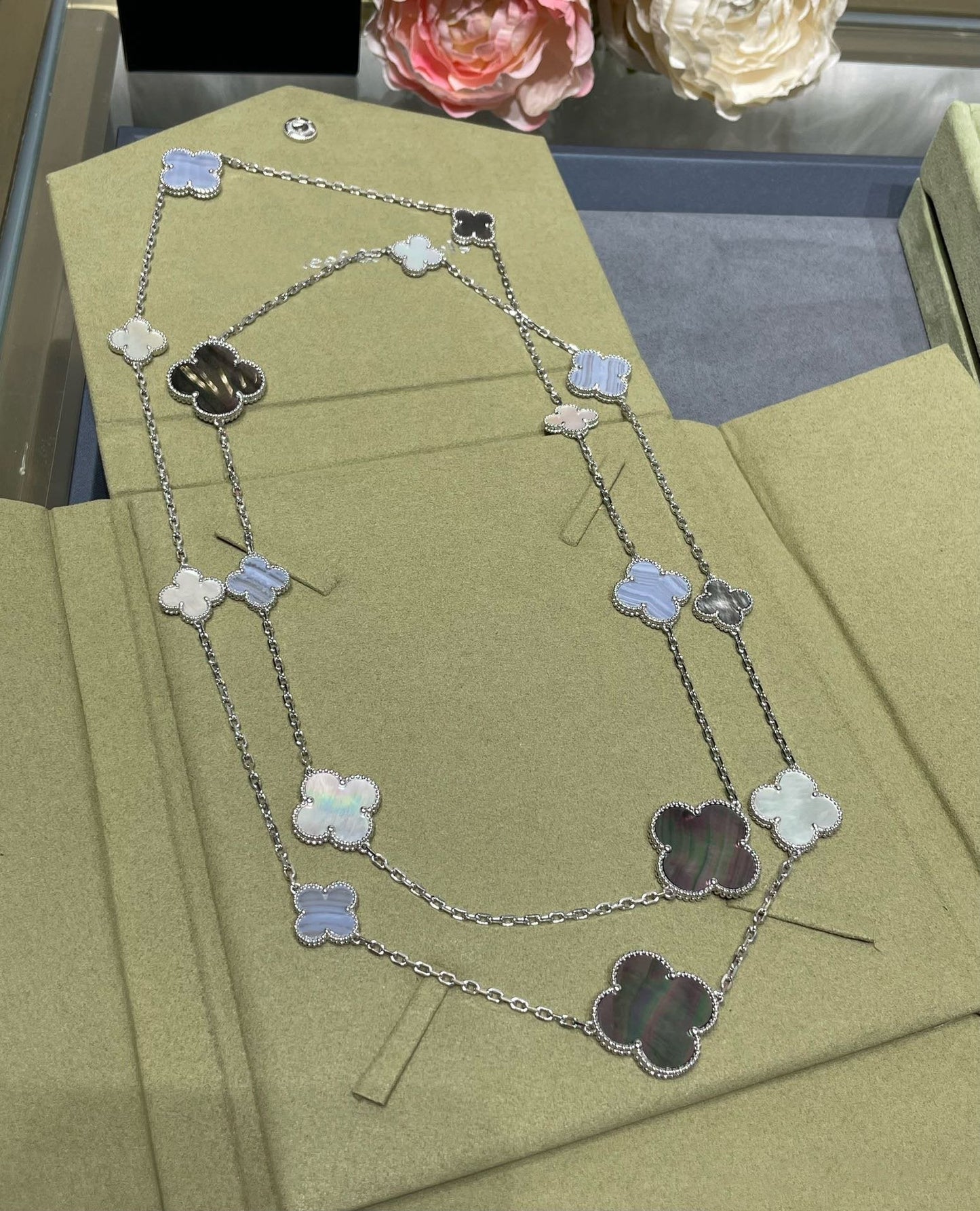 [Regal Gem]CLOVER 16 MOTIF CHALCEDONY MOP SILVER NECKLACE