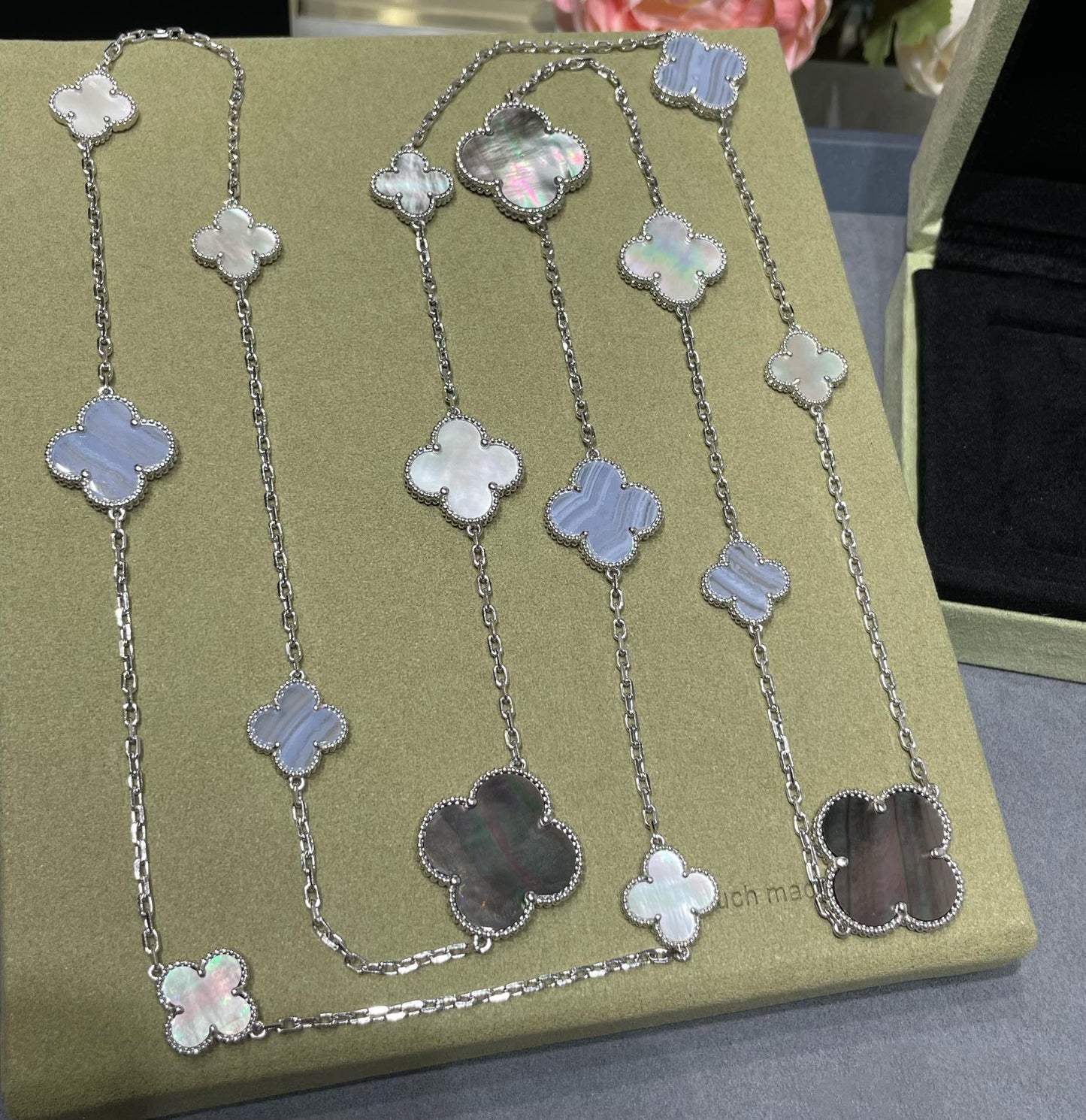 [Regal Gem]CLOVER 16 MOTIF CHALCEDONY MOP SILVER NECKLACE