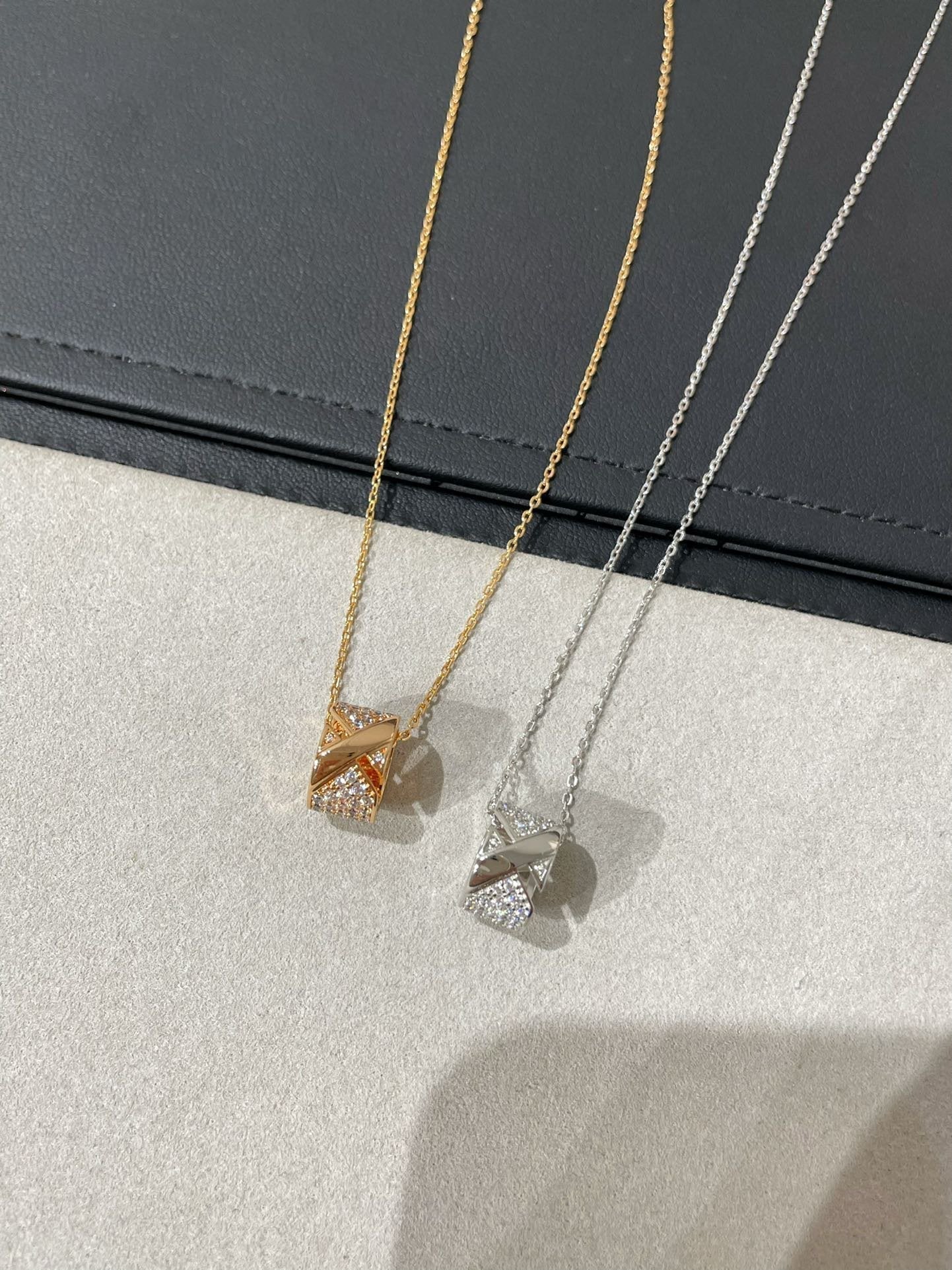 [Regal Gem]LIENS EVIDENCE DIAMOND PAVED NECKLACE