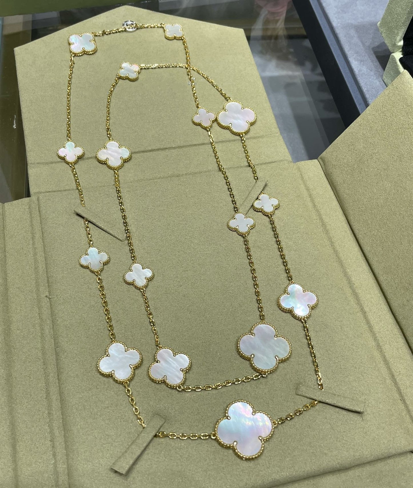 [Regal Gem]CLOVER 16 MOTIF WHITE MOP GOLD NECKLACE