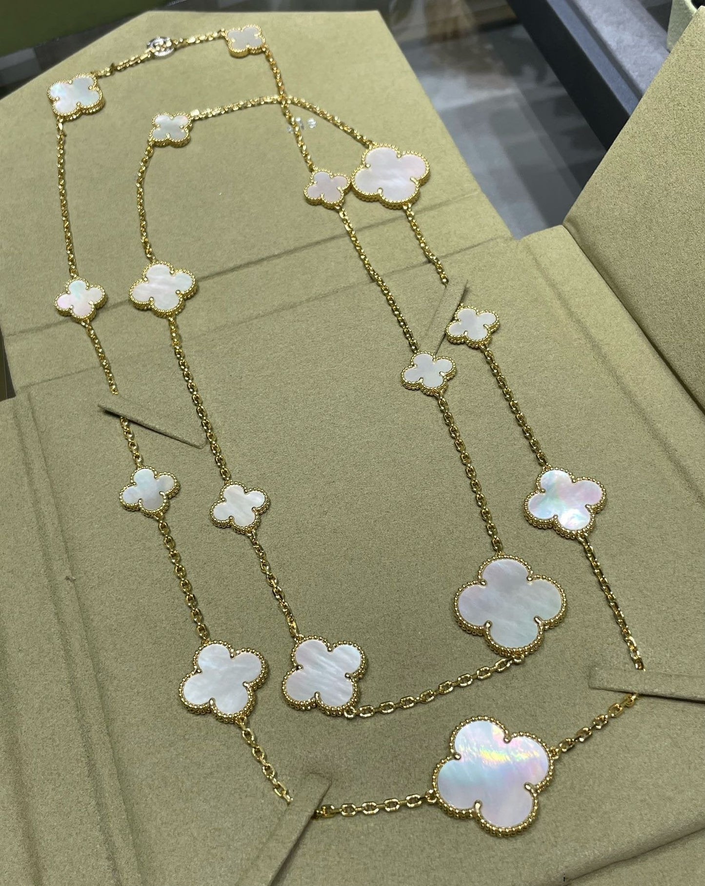 [Regal Gem]CLOVER 16 MOTIF WHITE MOP GOLD NECKLACE