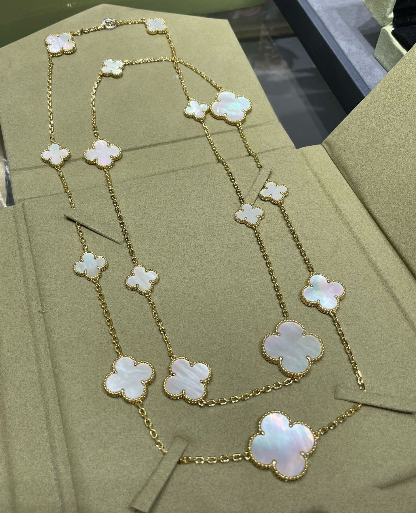 [Regal Gem]CLOVER 16 MOTIF WHITE MOP GOLD NECKLACE