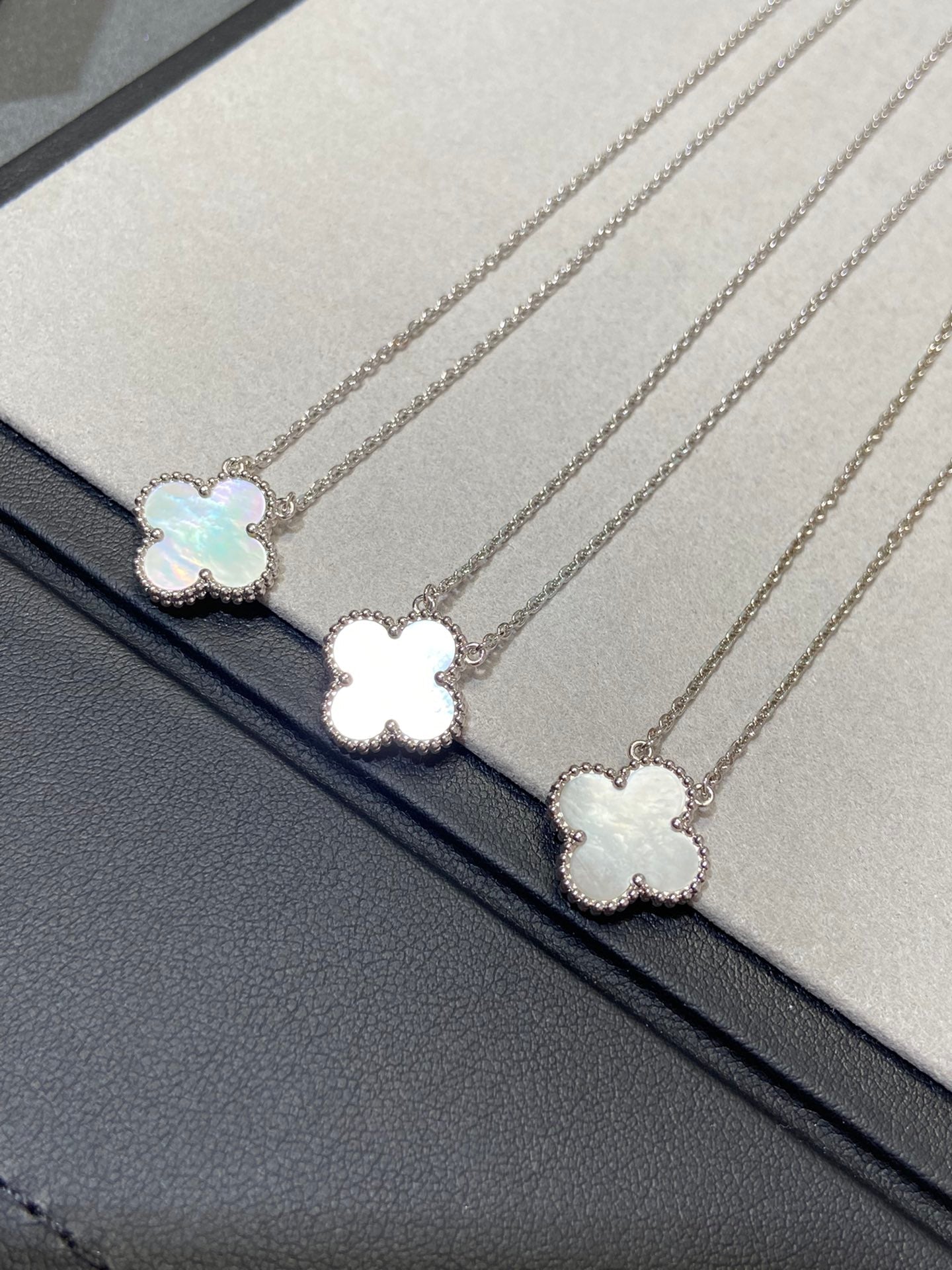 [Regal Gem]CLOVER MEDIUM SILVER WHITE MOP NECKLACE