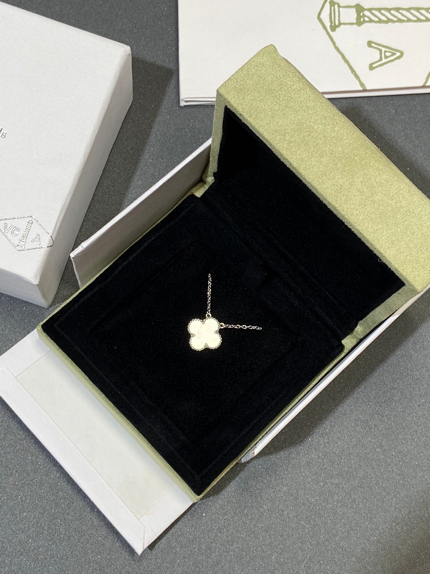 [Regal Gem]CLOVER MEDIUM SILVER WHITE MOP NECKLACE