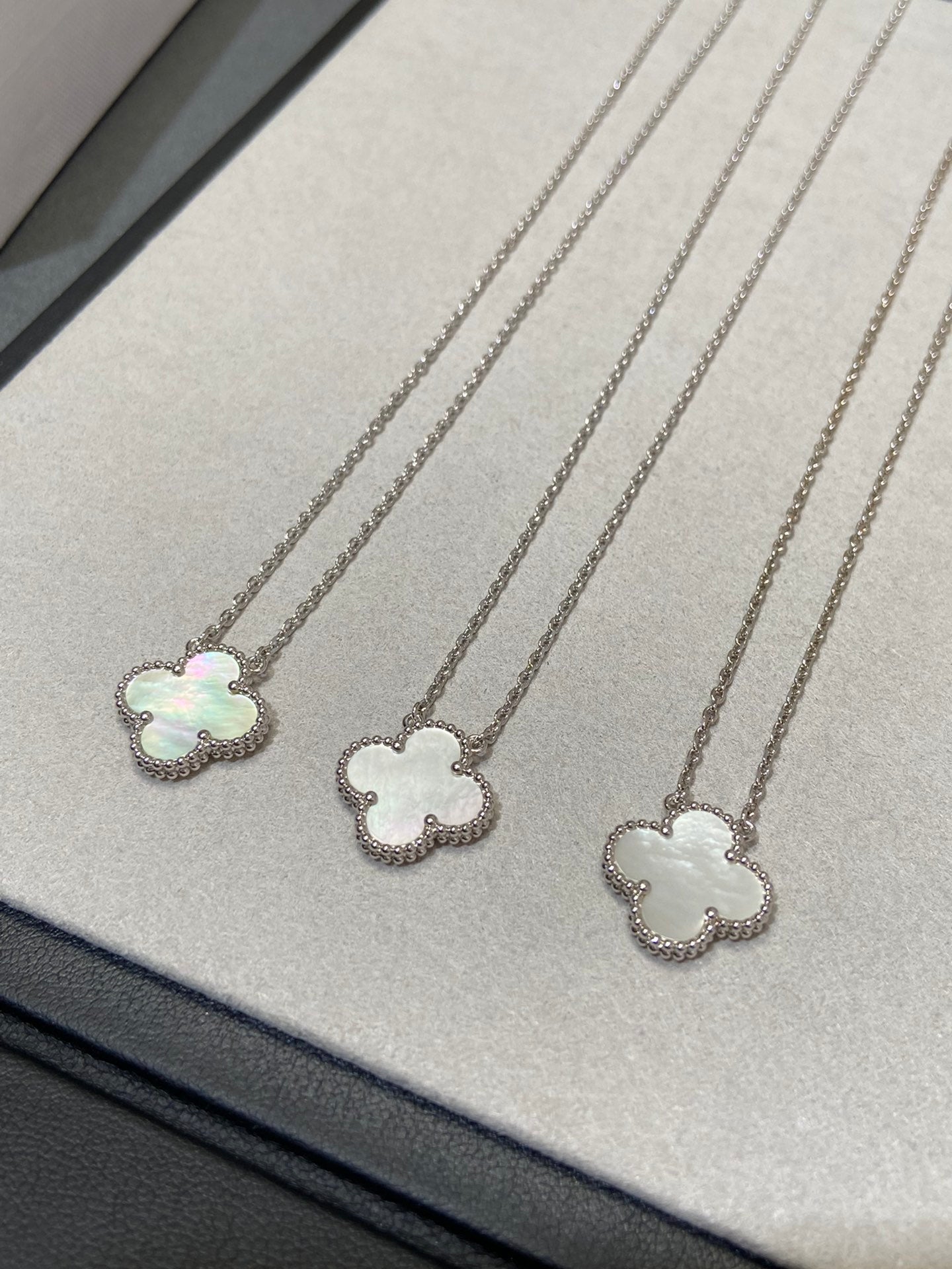 [Regal Gem]CLOVER MEDIUM SILVER WHITE MOP NECKLACE