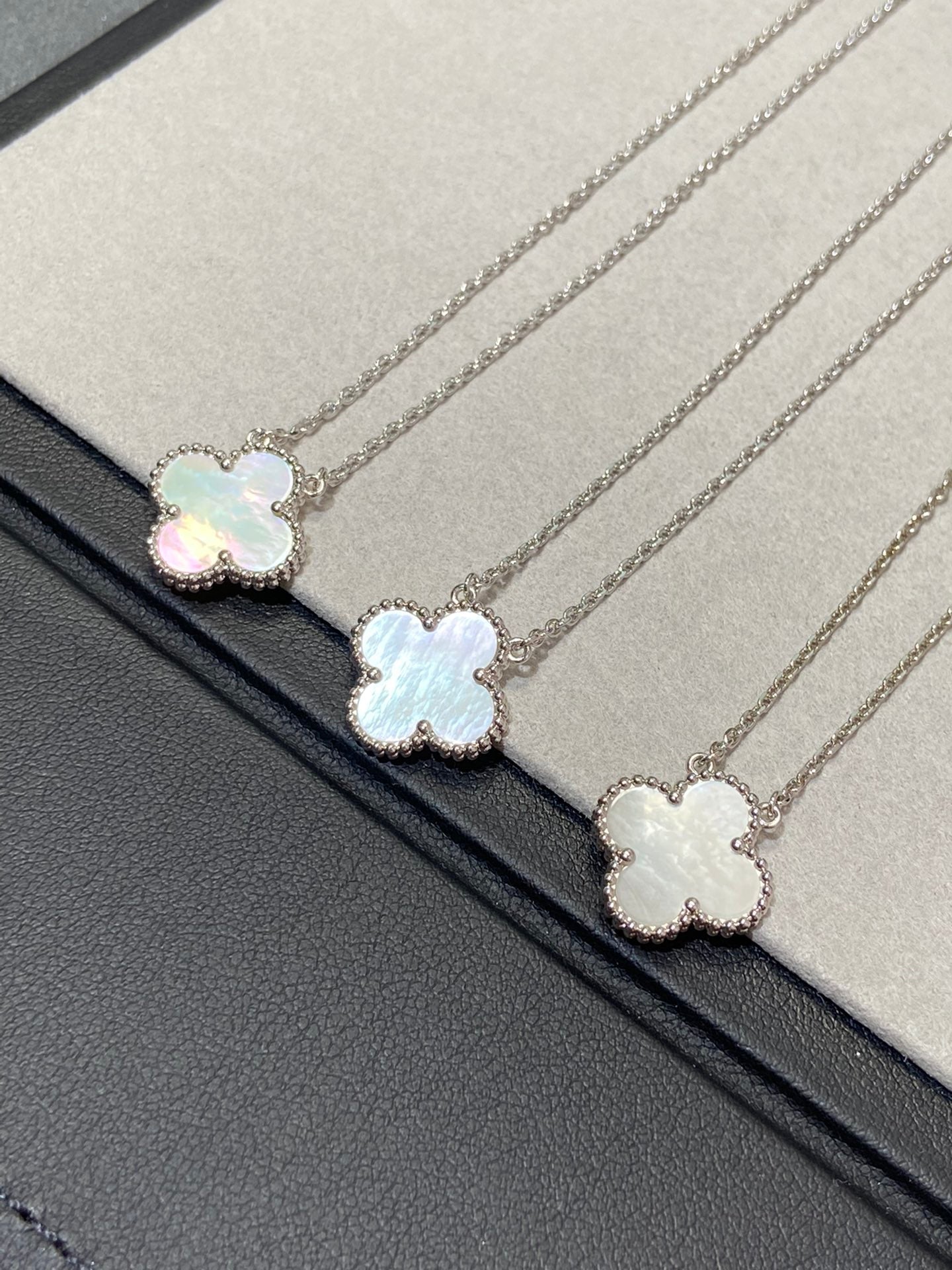 [Regal Gem]CLOVER MEDIUM SILVER WHITE MOP NECKLACE