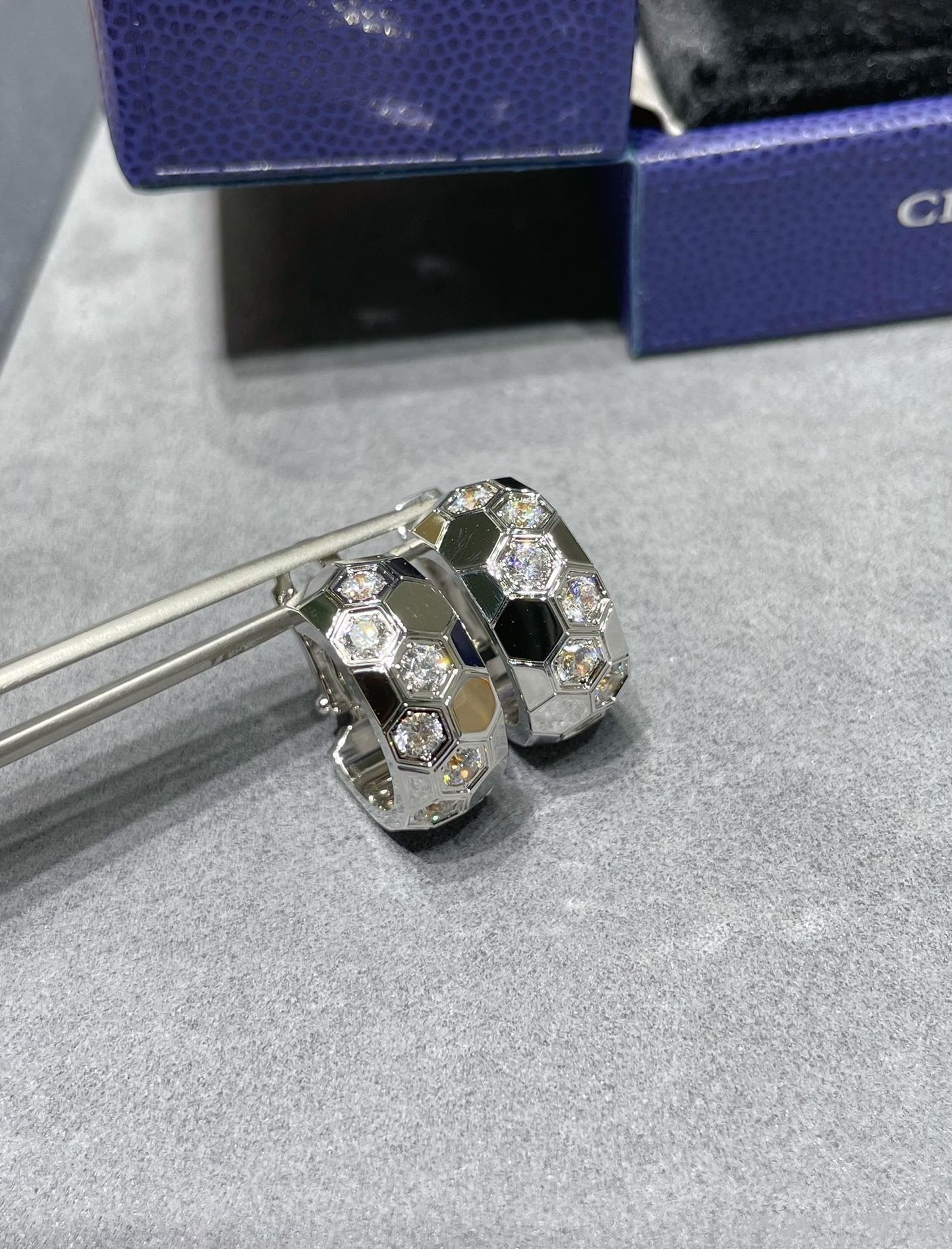 [Regal Gem]BEE LOVE DIAMOND HOOP EARRINGS
