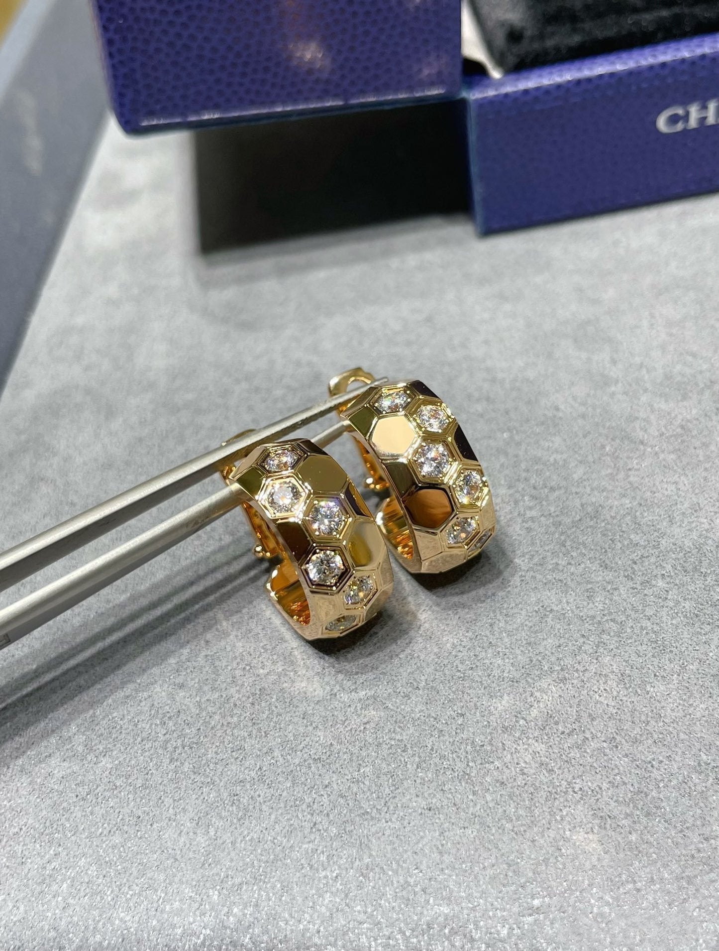 [Regal Gem]BEE LOVE DIAMOND HOOP EARRINGS